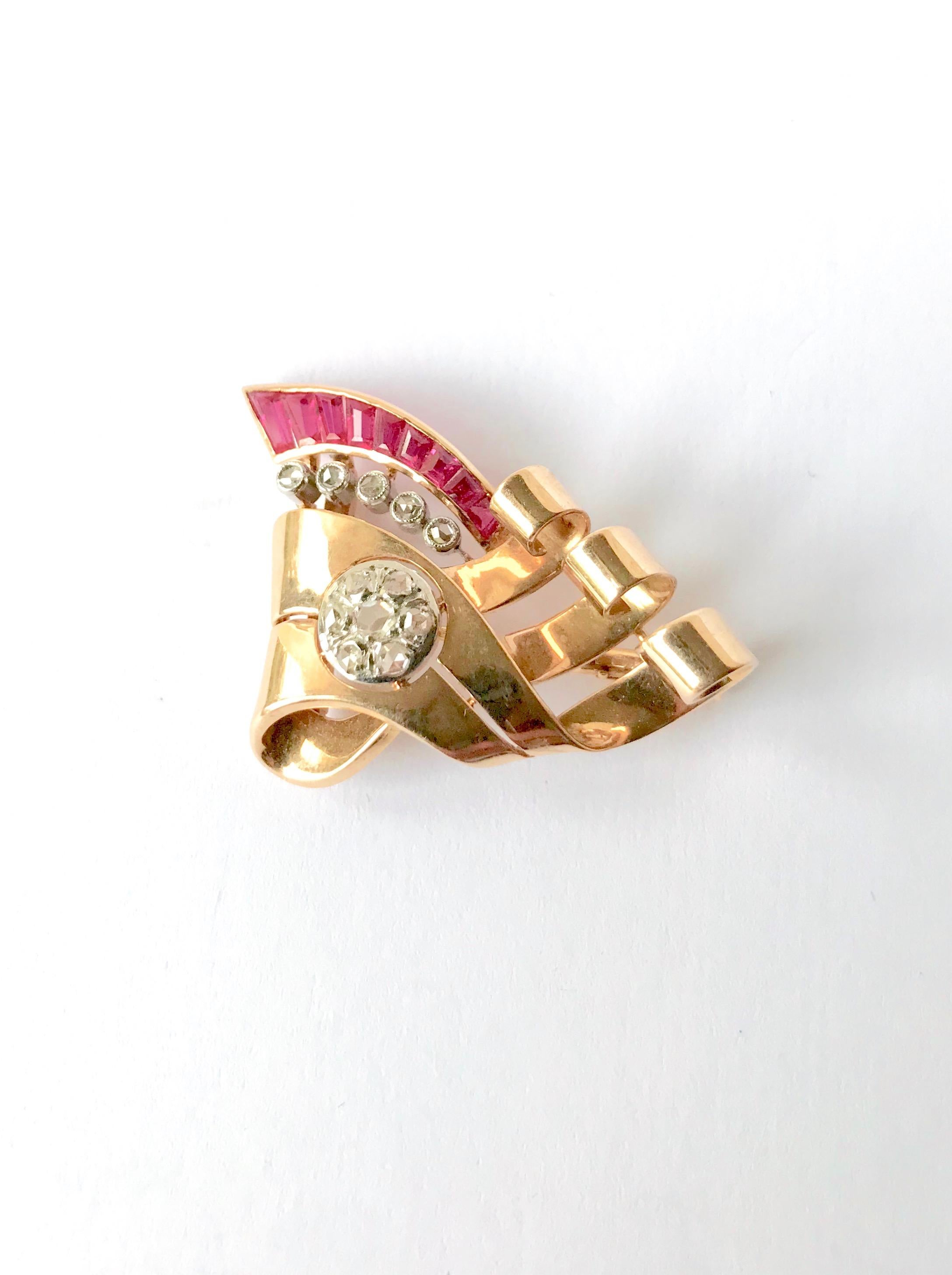 Women's or Men's Brooch circa 1940 in 18 Kt gold, rubies diamonds For Sale