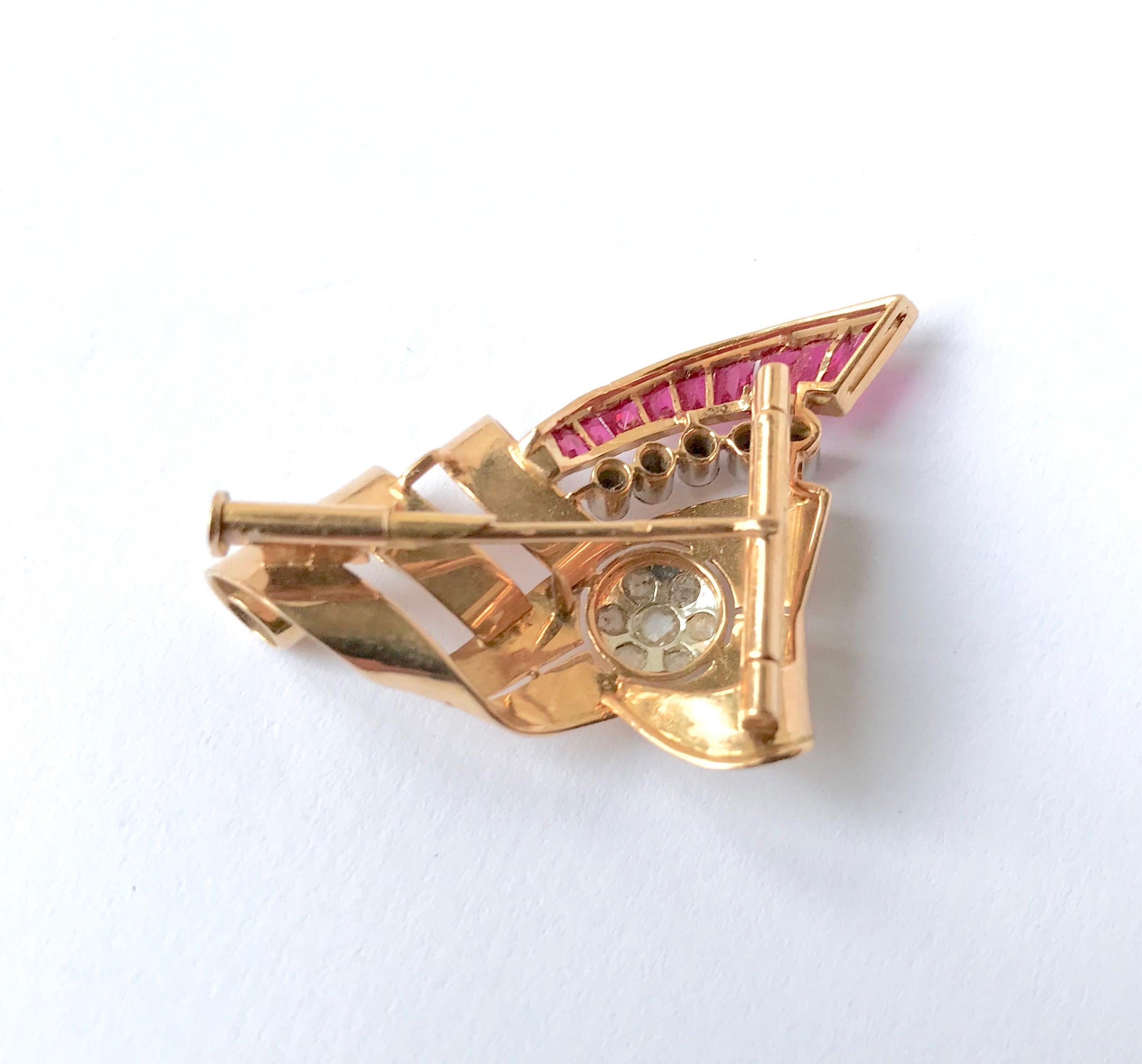 Brooch circa 1940 in 18 Kt gold, rubies diamonds For Sale 1