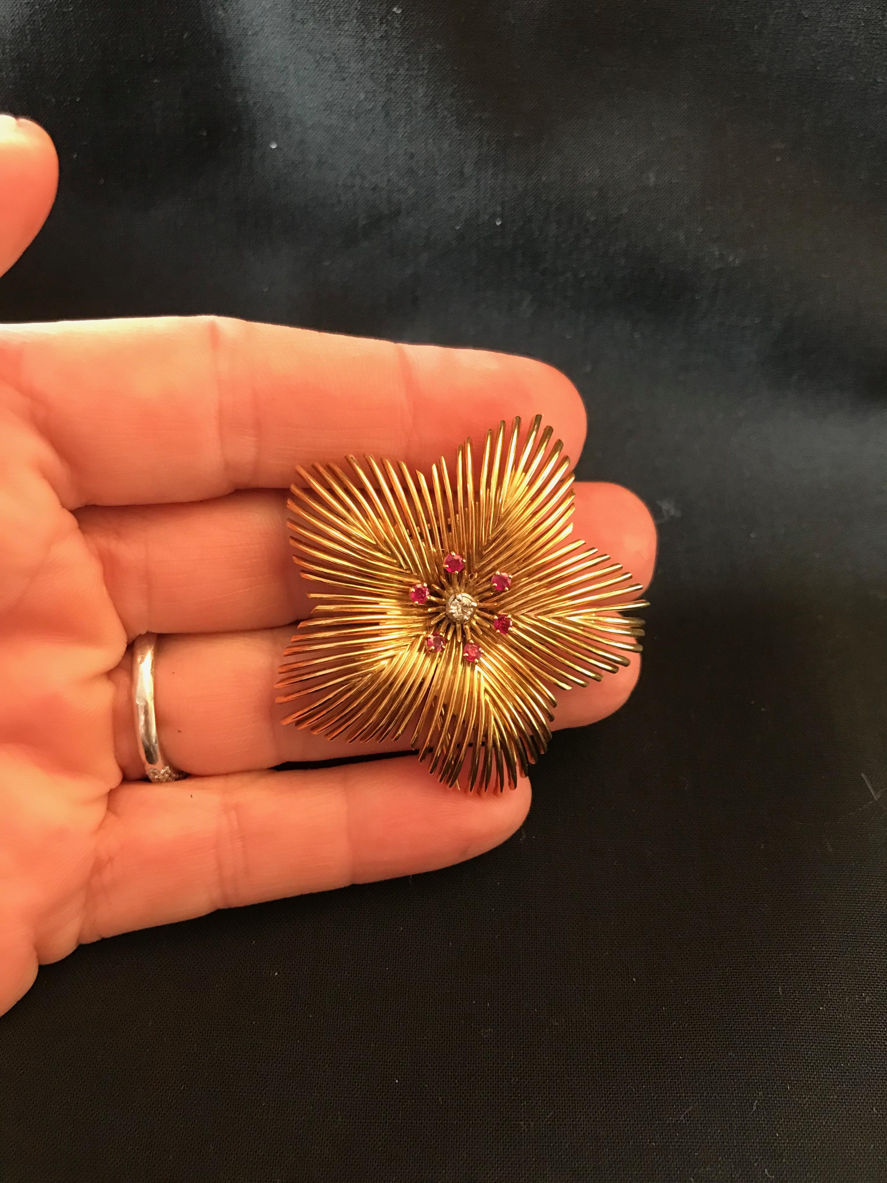 Brooch circa 1950 Yellow Gold 18 Carat Rubies Diamond Flower Brooch In Good Condition For Sale In Paris, FR