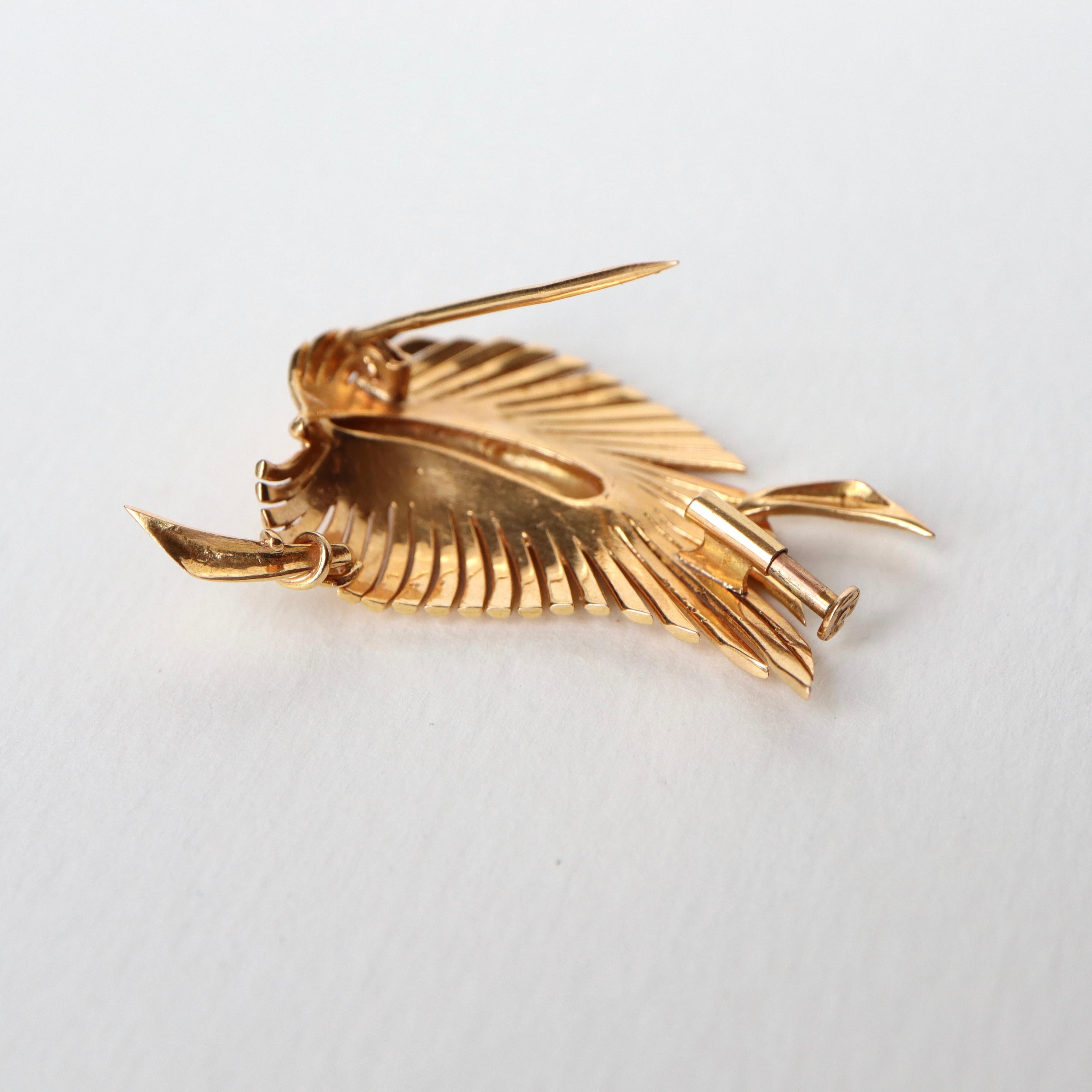 Leaf brooch in 18k yellow gold. The ribs are finely openwork. 
Eagle head hallmark, French-made jewel.
Gold weight: 7.1 g
Width: 4 cm height: 2.5 cm