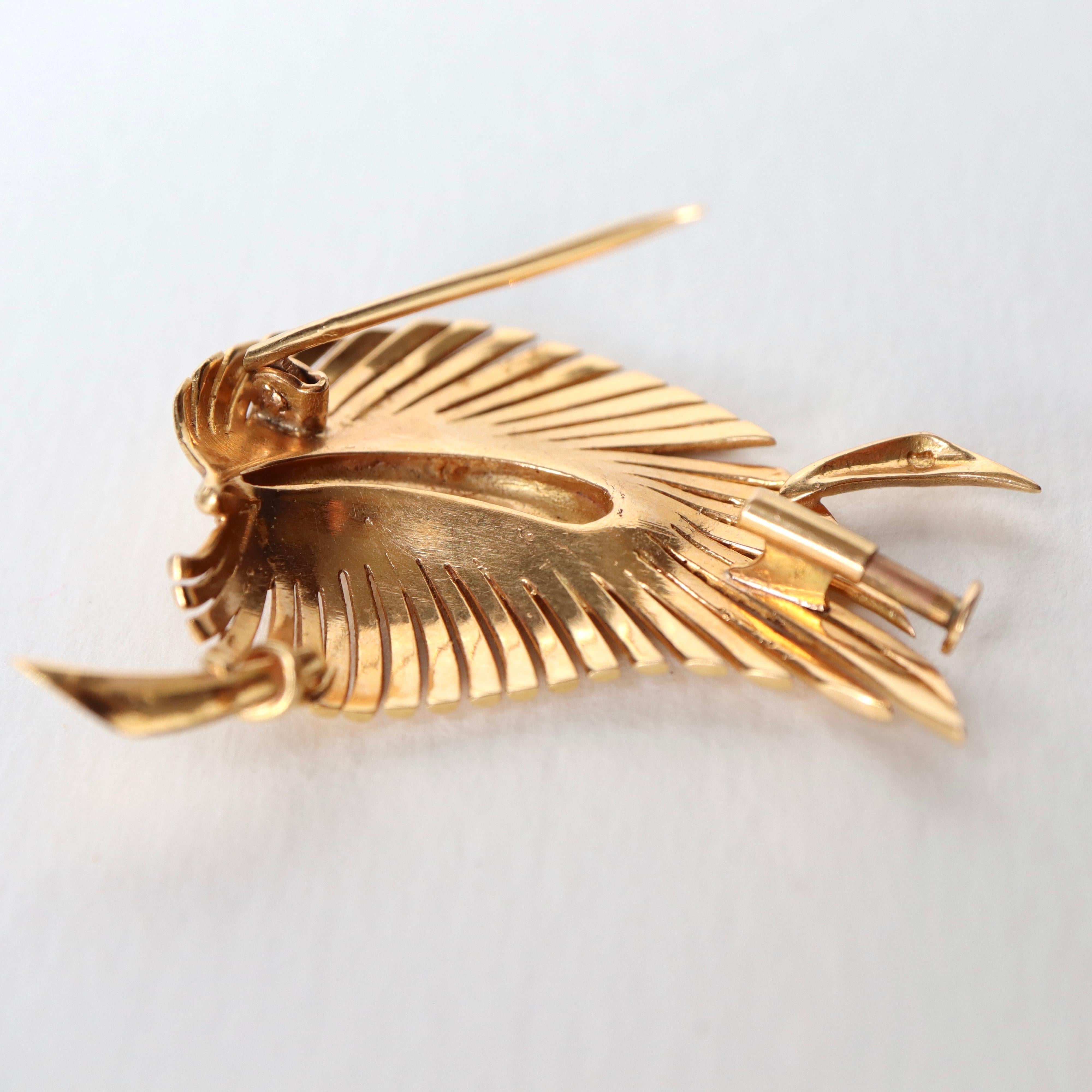 Brooch Circa 1960 in 18 Carat Yellow Gold representing a Leaf In Good Condition For Sale In Paris, FR