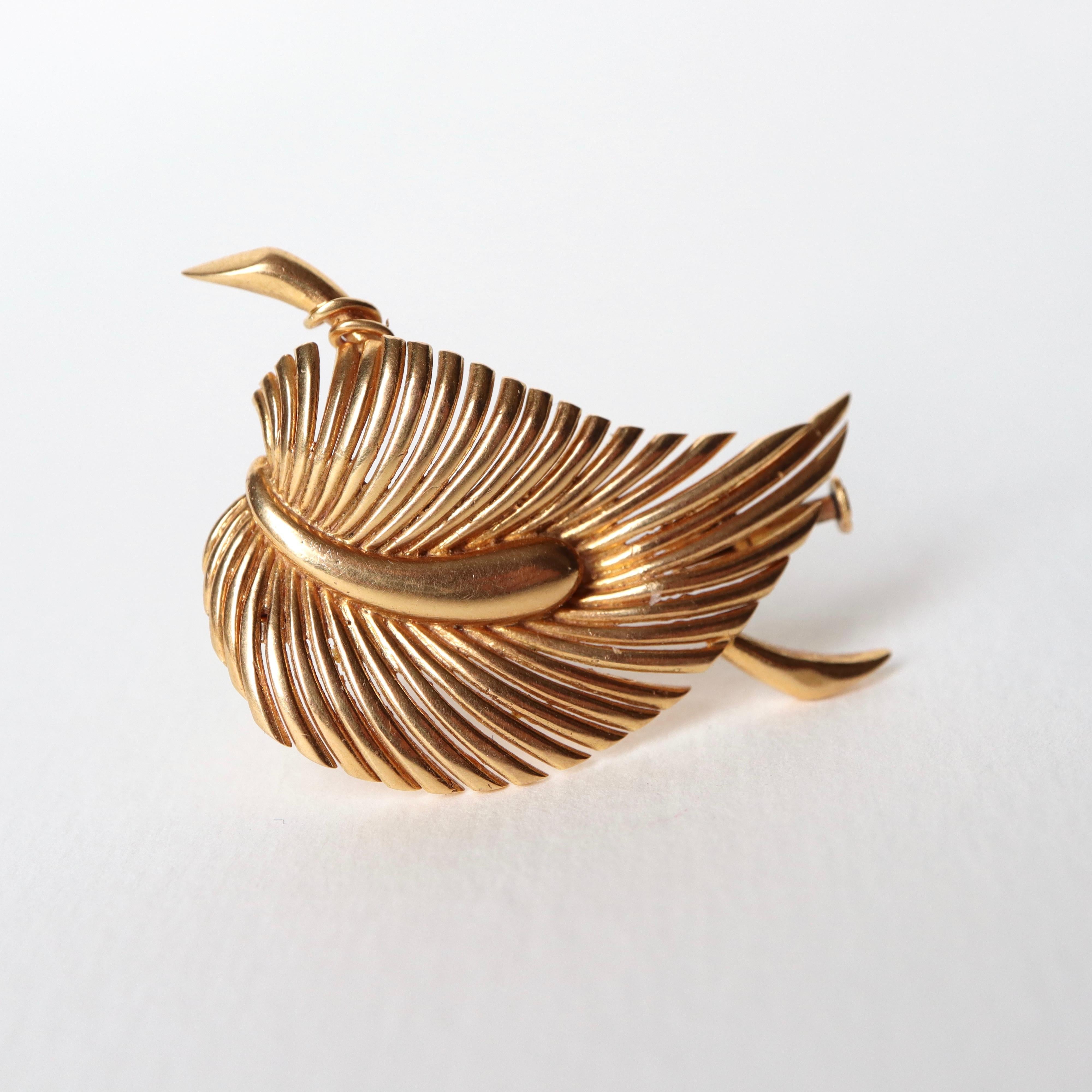 Women's Brooch Circa 1960 in 18 Carat Yellow Gold representing a Leaf For Sale