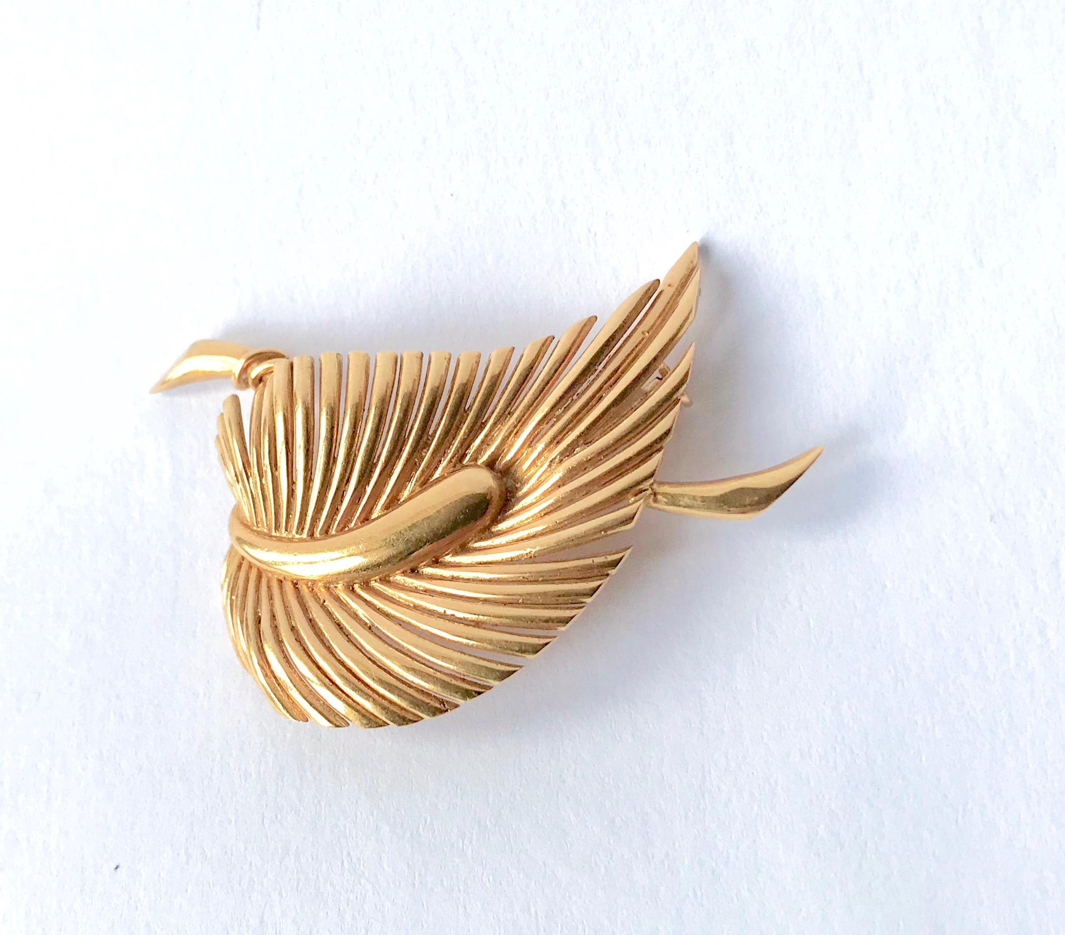 Brooch Circa 1960 in 18 Carat Yellow Gold representing a Leaf For Sale 2