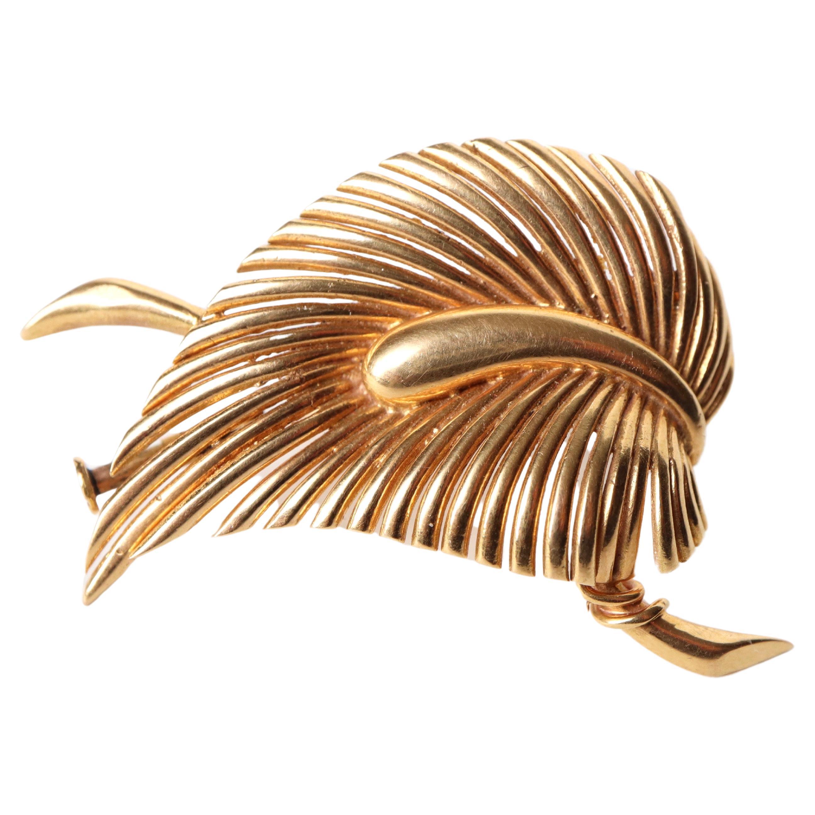 Brooch Circa 1960 in 18 Carat Yellow Gold representing a Leaf For Sale