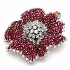 BROCHE - David Webb : rubis de Birmanie (17,80 carats) et diamants (11,40 carats) montés sur or 18 carats.
