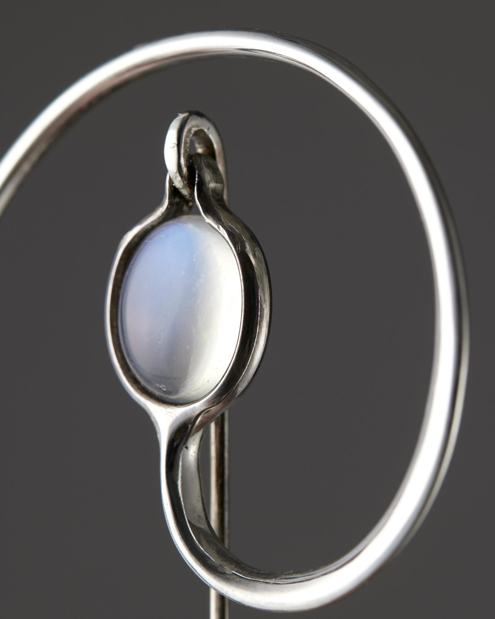 Brooch designed by Torun Bülow-Hübe, Denmark, 1950's.
Sterling silver and moonstone.

H: 35 mm/ 1 1/3