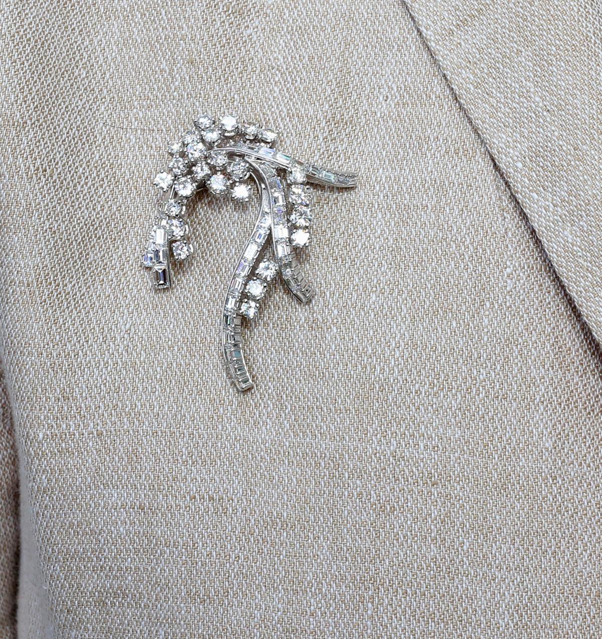 Broche pendentif rond baguette en or blanc 18 carats avec diamants, 1970 en vente 1