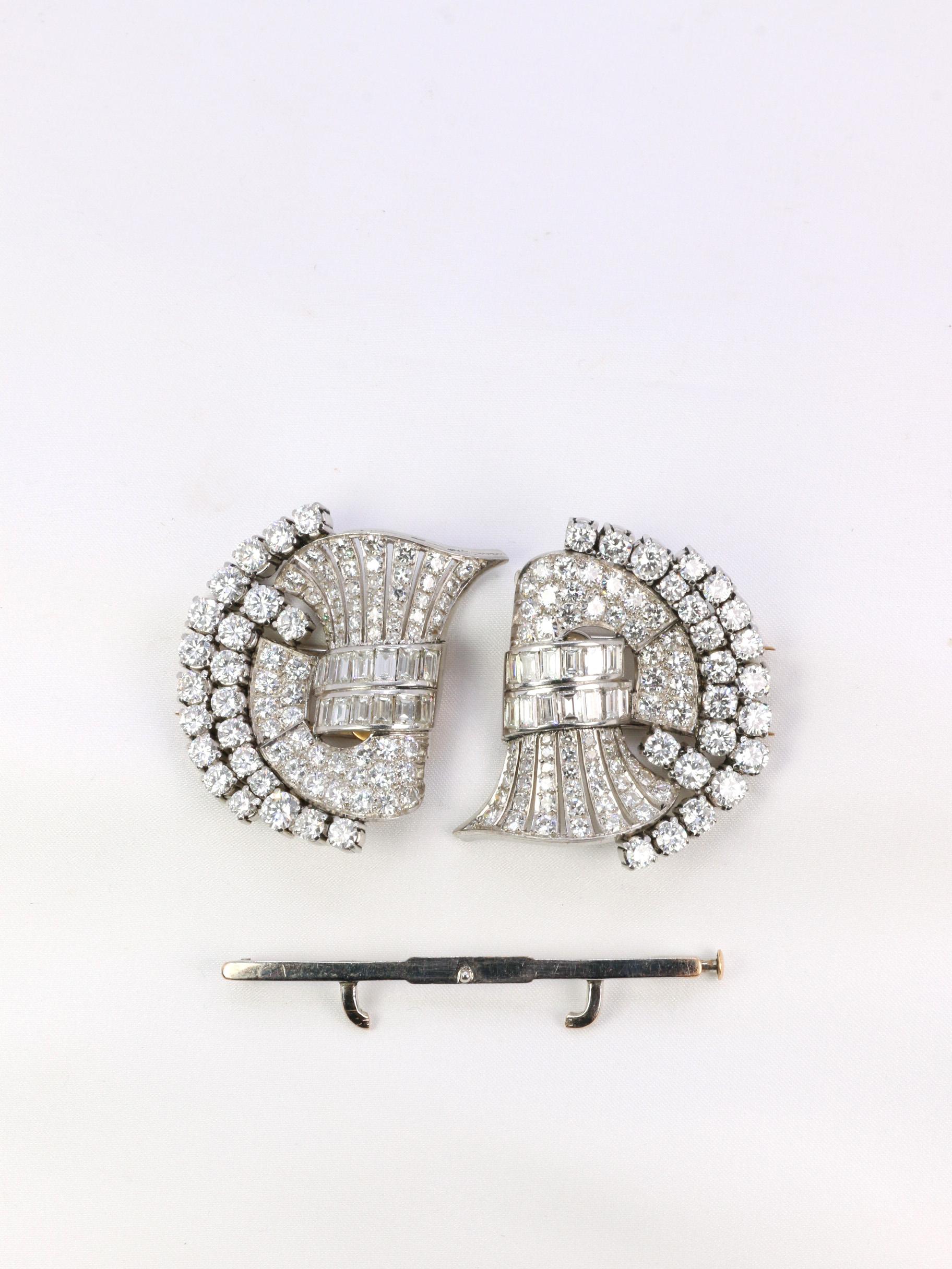Double clip brooch in 18Kt (750°/°°) white gold and modern-cut diamonds for a total weight of approx. 18 carats, quality estimated GH VS to SI (clean to the naked eye). Work of the 1950's.

Length: 6 cm
Width: 3.6 cm 
Weight: 42.98 grams