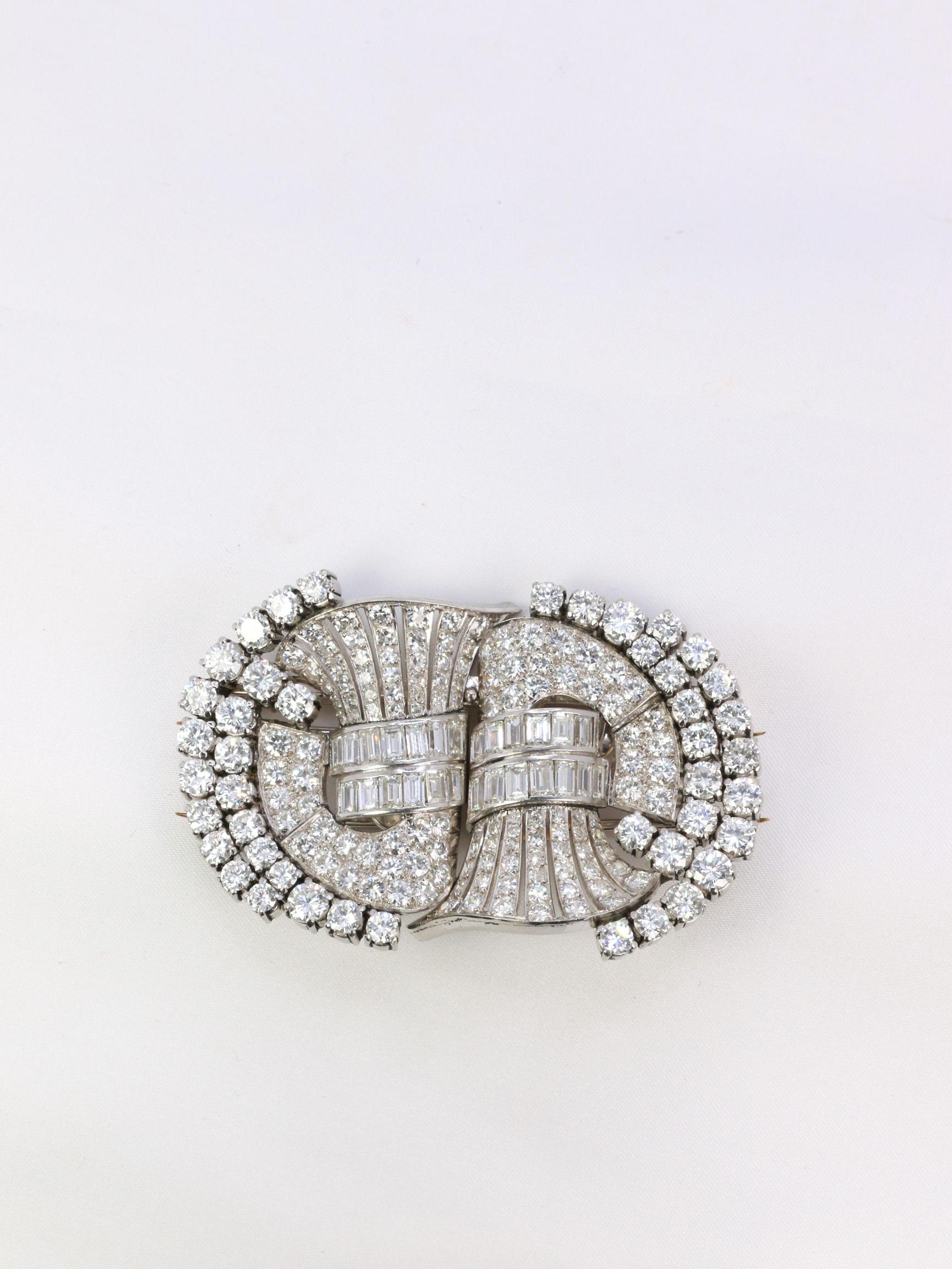 Round Cut Brooch Double clip in white gold and diamonds For Sale