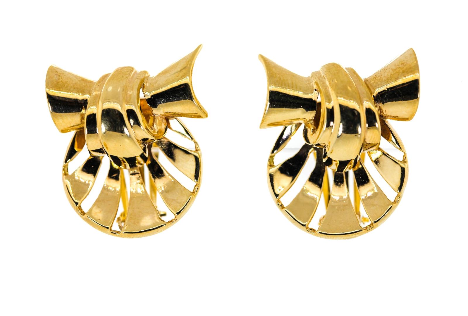 Retro Earrings and Brooch Gold Set In Good Condition For Sale In Beverly Hills, CA