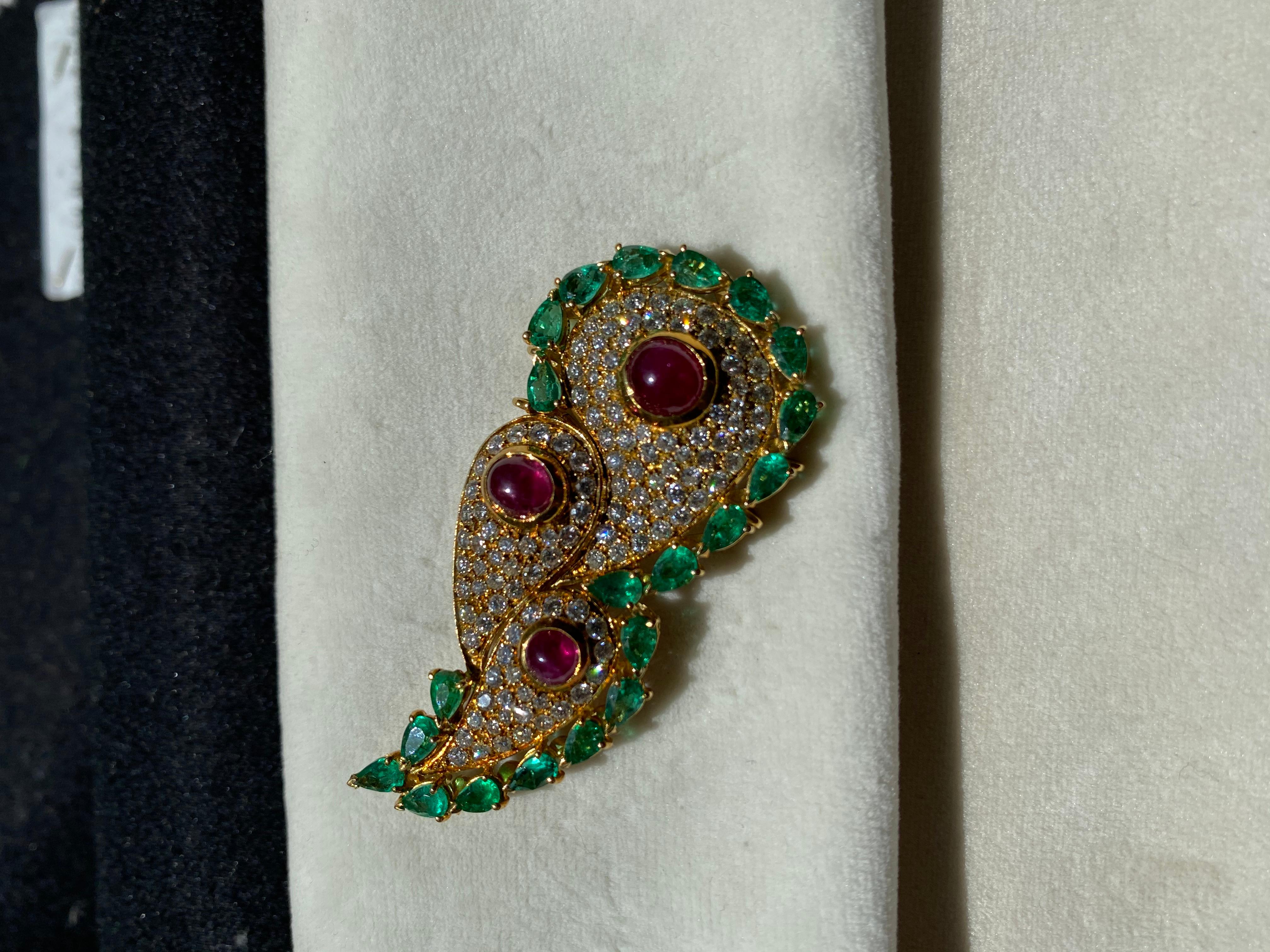 18kt gold brooch with diamonds 1,7ct 3 rubies 1,5 ct and 21 drop emeralds 2ct .
made 1980 italian manifacture.