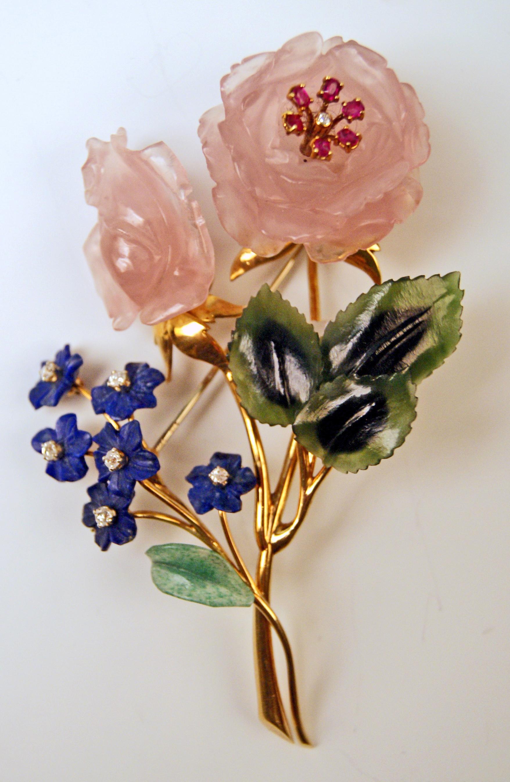Feinstes Schmuckstück aus der zweiten Hälfte des 20. Jahrhunderts:
Die Brosche hat die Form eines Blumenstraußes und ist reichlich mit verschiedenen Edelsteinen besetzt: Das schönste gelbgoldene Schmuckstück ist mit Rosenquarz, Rubinen, Lapislazuli,