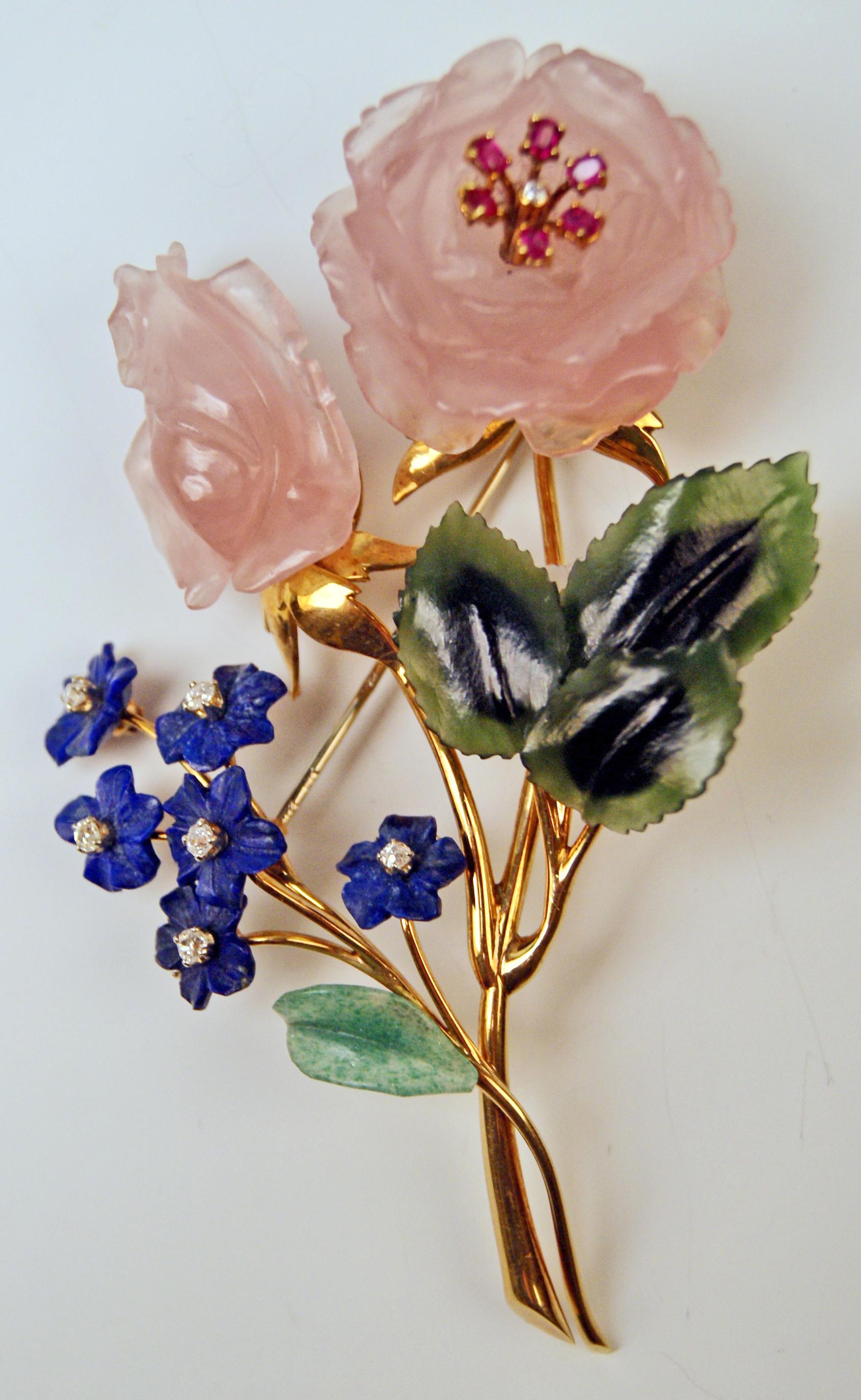 Rétro Broche Bouquet de fleurs en or, diamants, quartz rose, rubis et lapis-lazuli, Vienne, 1970 en vente
