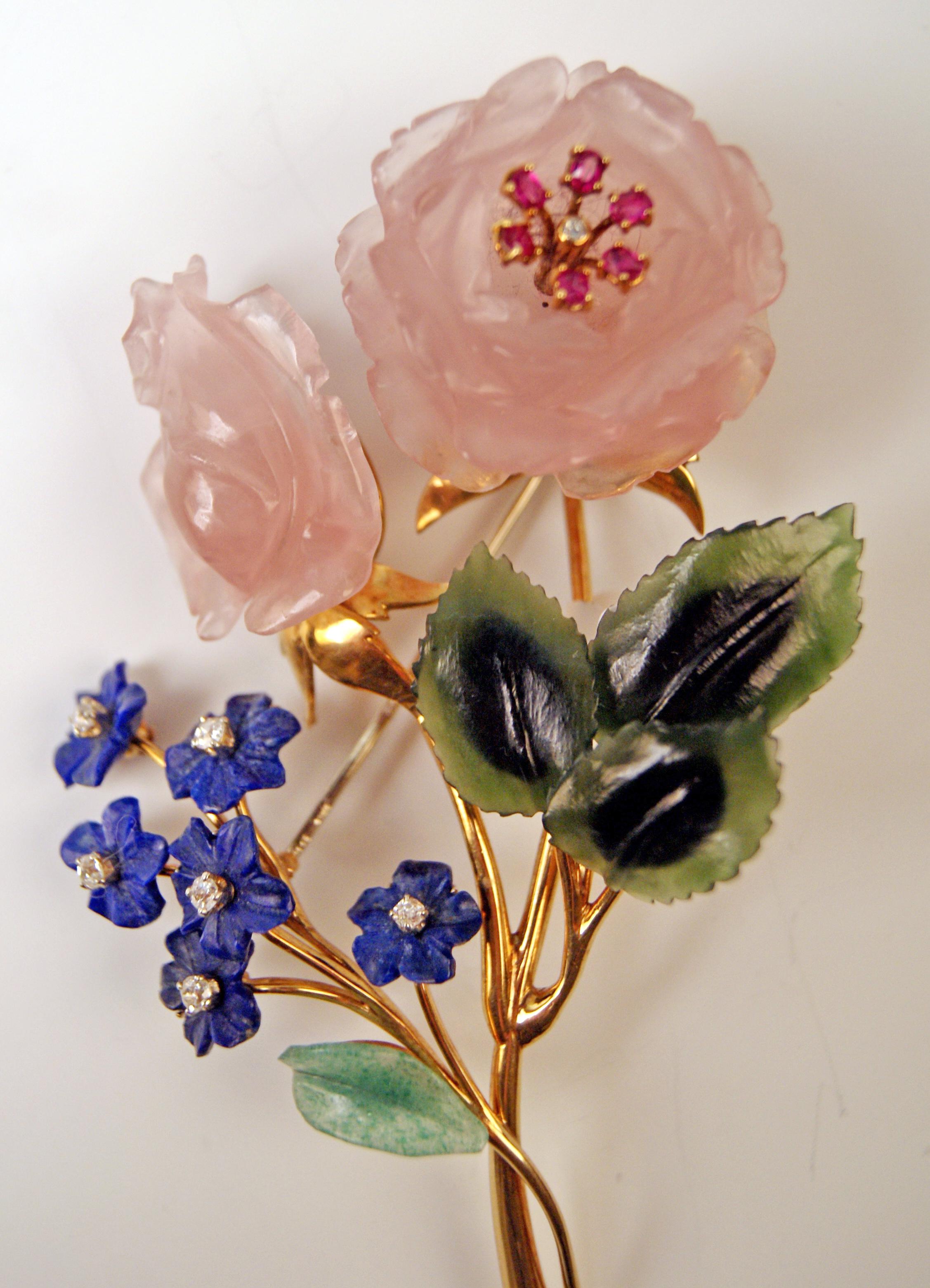 Taille vieille Europe Broche Bouquet de fleurs en or, diamants, quartz rose, rubis et lapis-lazuli, Vienne, 1970 en vente