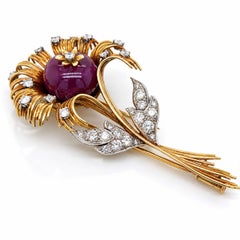 BROCHE - Style français du milieu du siècle, 15,00 carats au total, rubis et diamants, motif floral