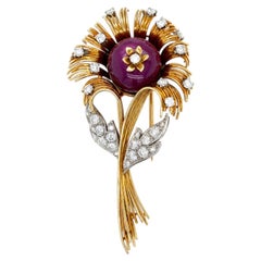 BROCHE - Style français du milieu du siècle, 15,00 carats au total, rubis et diamants, motif floral