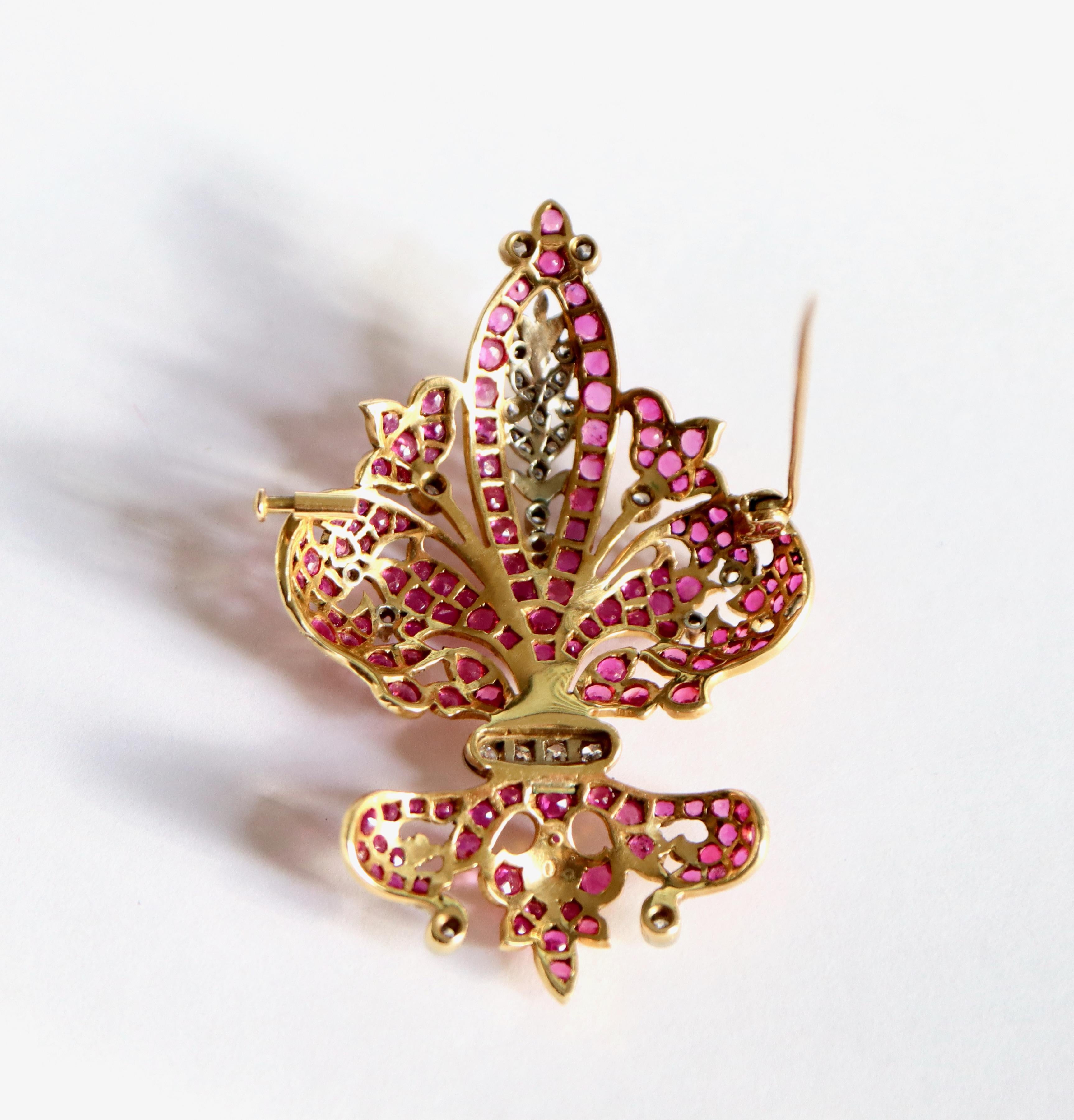 Brooch Heraldic Lily in 18 Kt Gold, Rubies Diamonds In Good Condition For Sale In Paris, FR