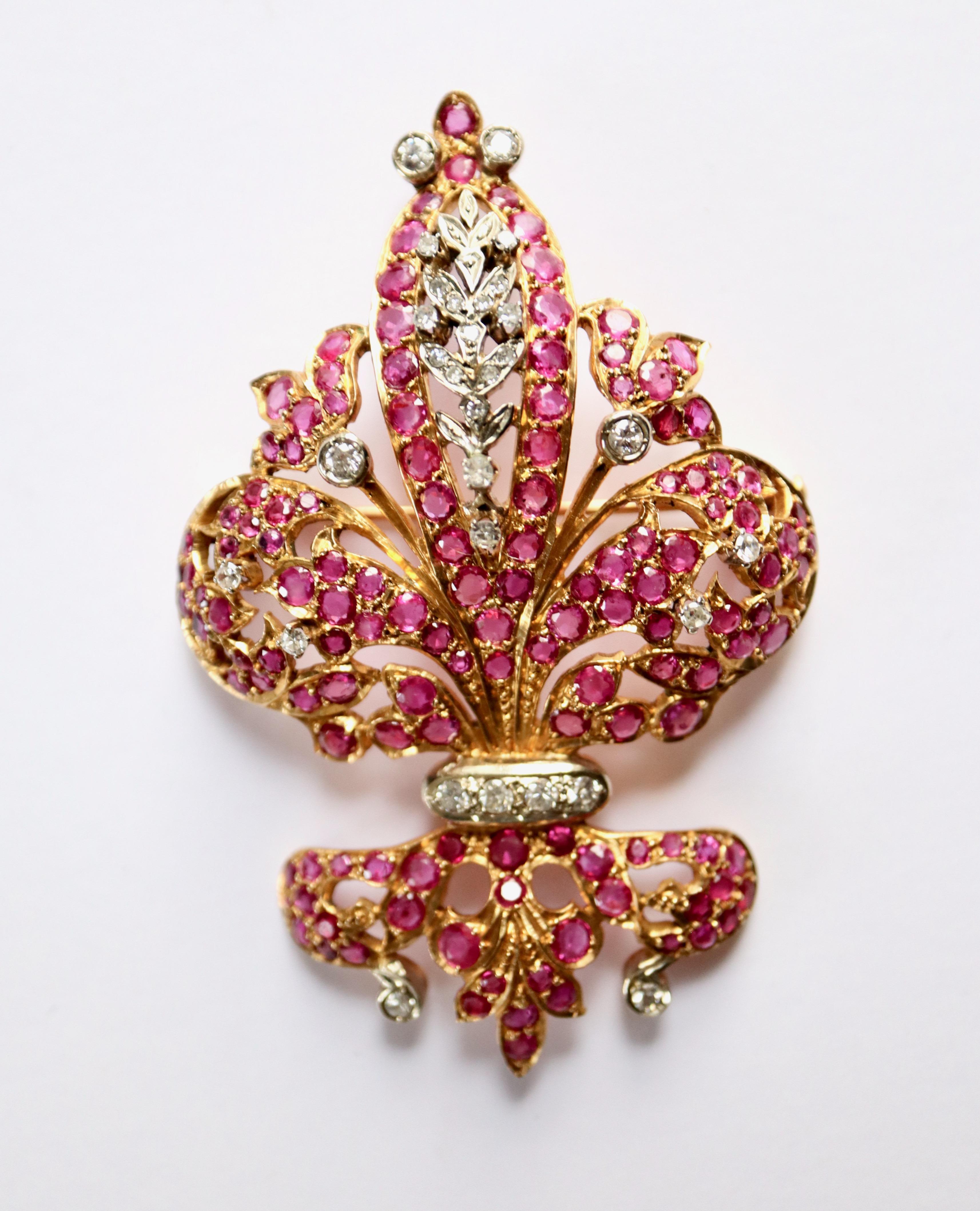 Taglio antico europeo Spilla Giglio araldico in oro 18 Kt, rubini e diamanti