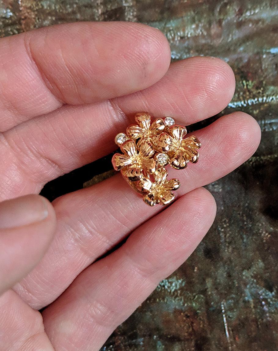Questa spilla contemporanea in oro rosa 18 carati è impreziosita da 3 diamanti rotondi e da uno smeraldo naturale staccabile di 1,9 carati, 8,5x6,7 mm. Questa collezione di gioielli è stata presentata nella rivista Vogue UA di novembre. La