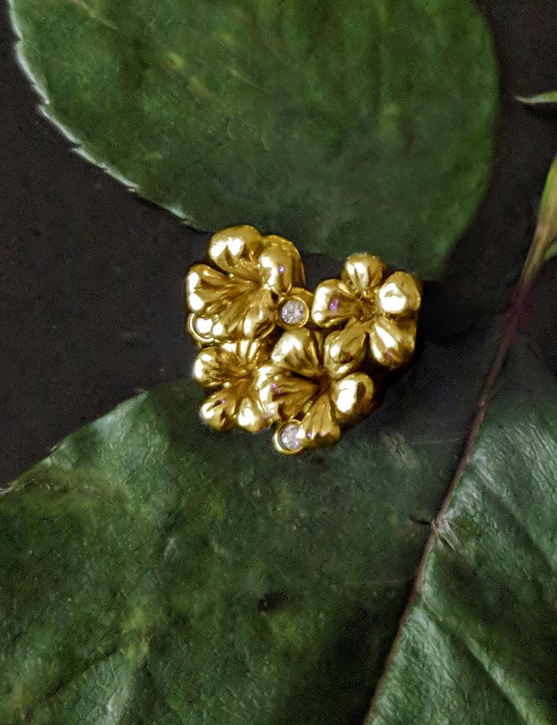 Donna Spilla contemporanea in oro rosa 18 carati con smeraldo naturale e diamanti in vendita