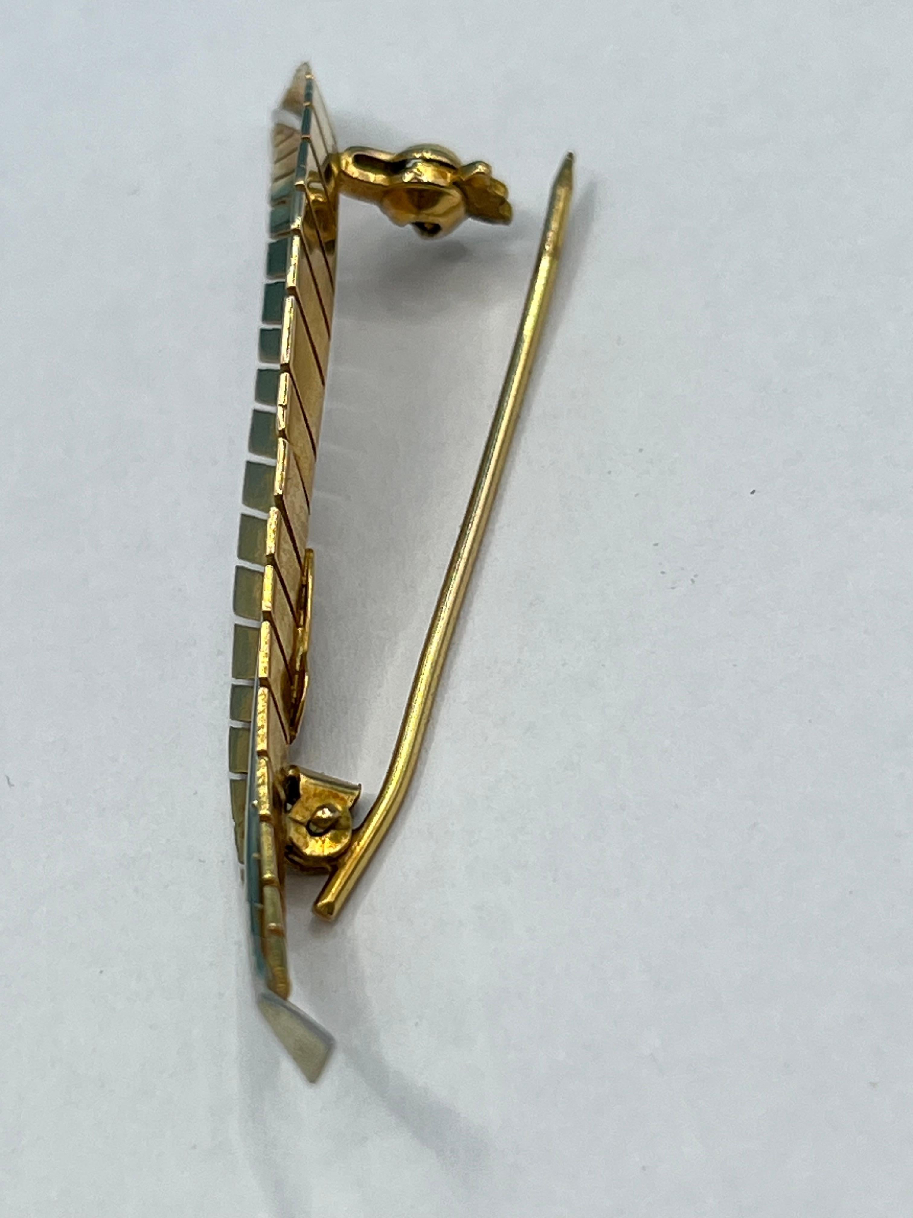 Broche en or jaune et blanc 18 carats, art déco, Italie, années 1940
Il appartenait à mon arrière-grand-mère et pèse 4,0 grammes.
Or 18 carats (750 millièmes), exécution aujourd'hui disparue, épingle avec fermoir de sécurité.
Le travail a disparu