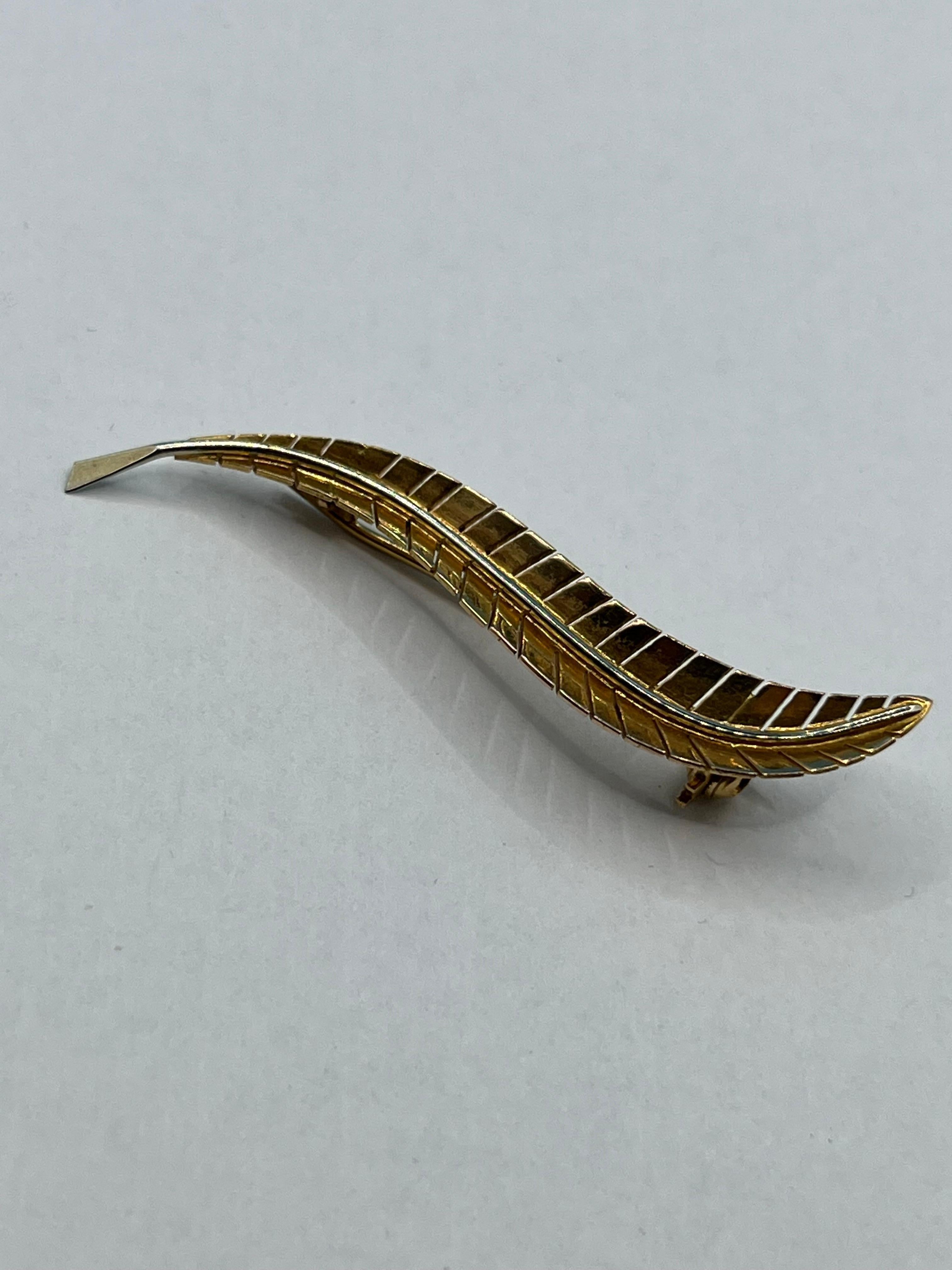 Or Art déco italien en or jaune et blanc 18 carats  Broche, années 1940 en vente