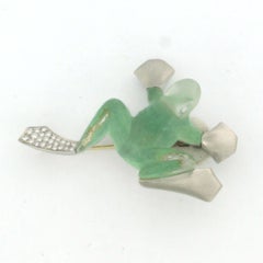 Broche en forma de rana con cristal endurecido verde y diamantes platino