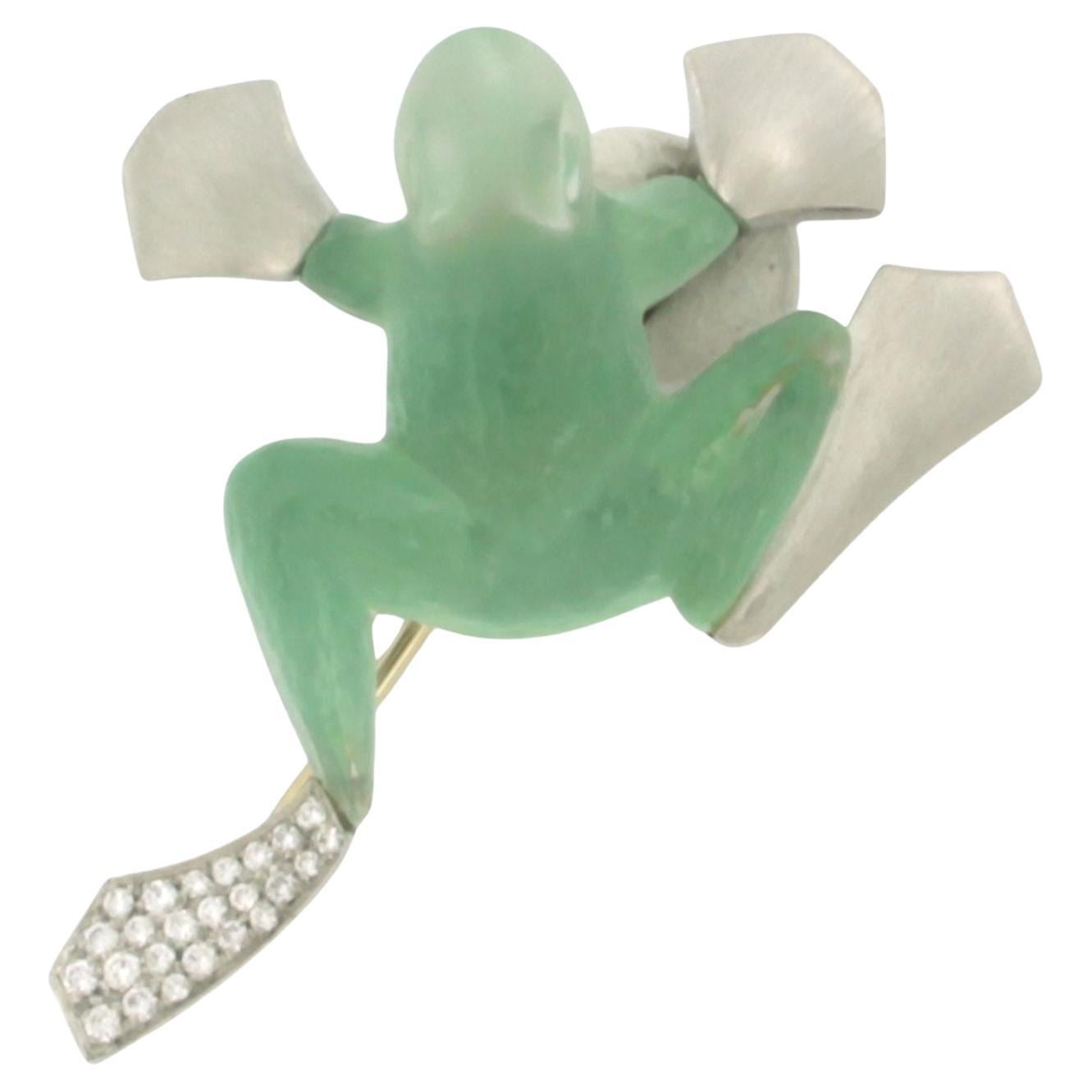 Broche en forma de rana con cristal endurecido verde y diamantes platino