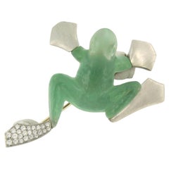 Broche en forma de rana con cristal endurecido verde y diamantes platino