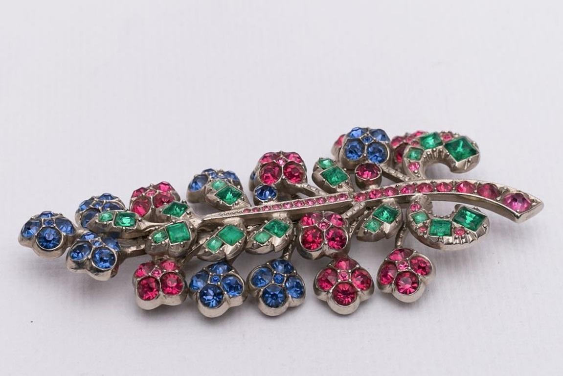 Brosche, die einen Branch aus Silberblech darstellt, besetzt mit  Strasssteinen.

Zusätzliche Informationen: 
Zustand: Sehr guter Zustand
Abmessungen: Breite: 3,5 cm (1,37