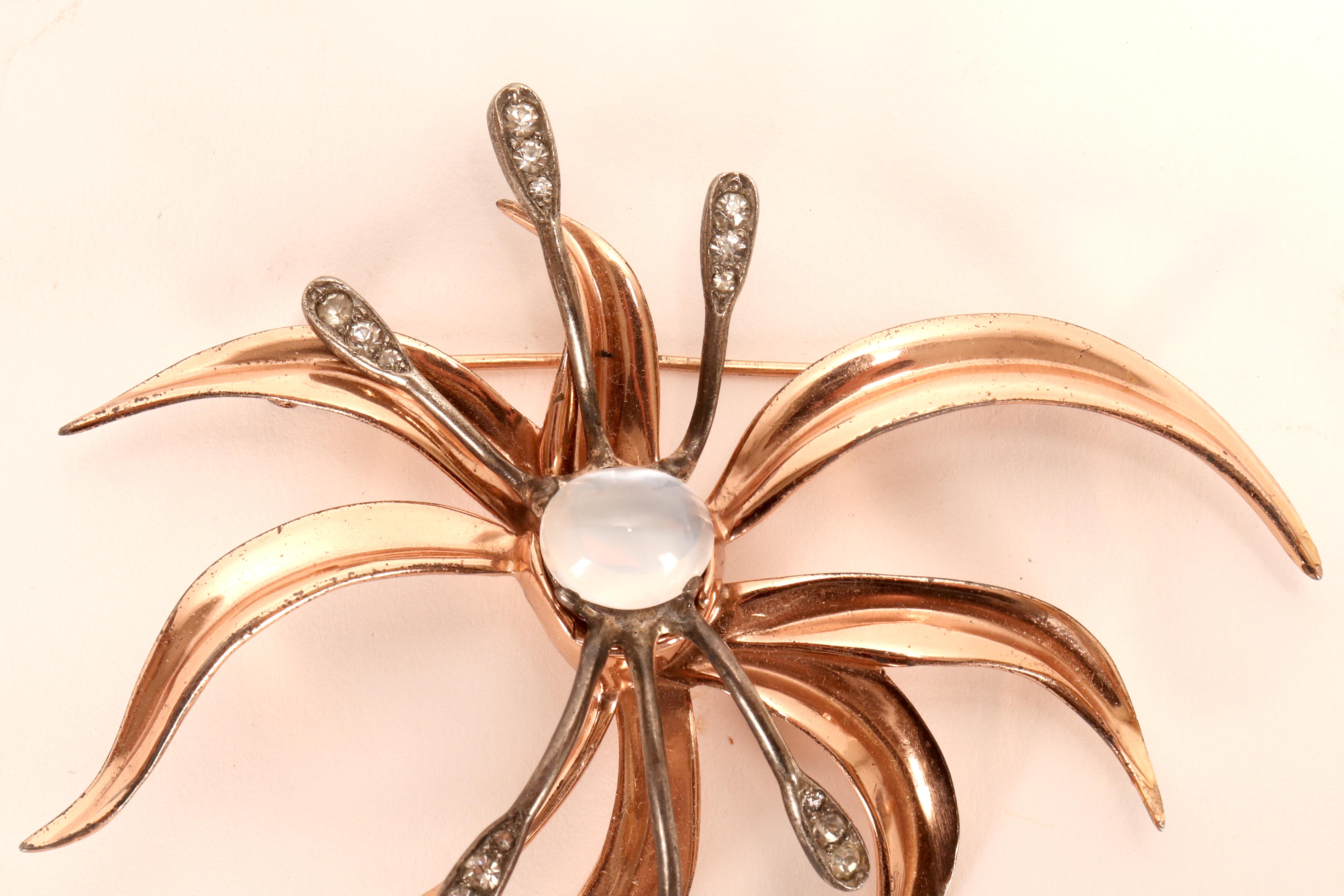 Brooch in sterling silver, gold and glass paste by Nettie Rosenstein. USA 1950. In condizioni buone in vendita a Milan, IT