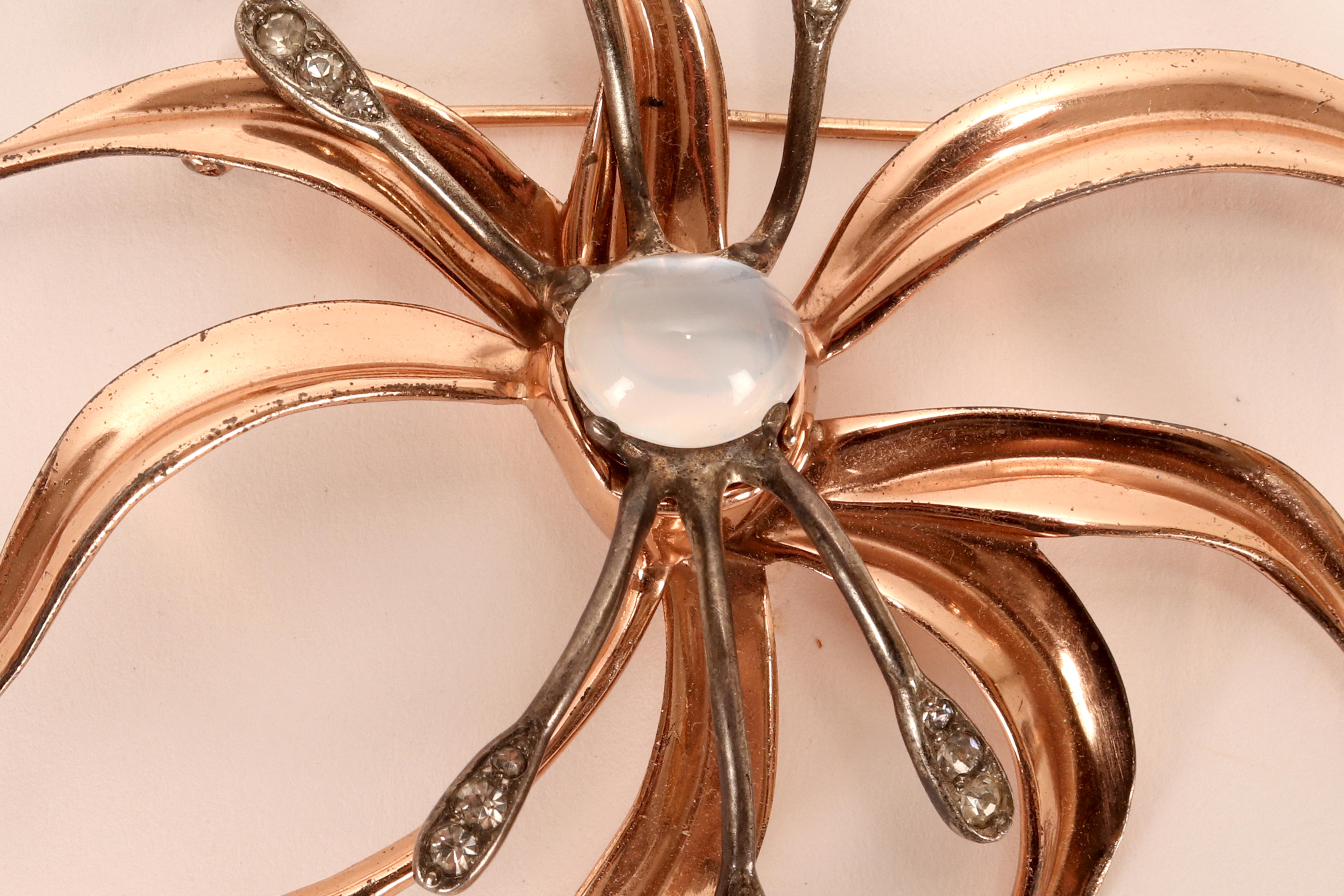 Argento 925 Brooch in sterling silver, gold and glass paste by Nettie Rosenstein. USA 1950. in vendita