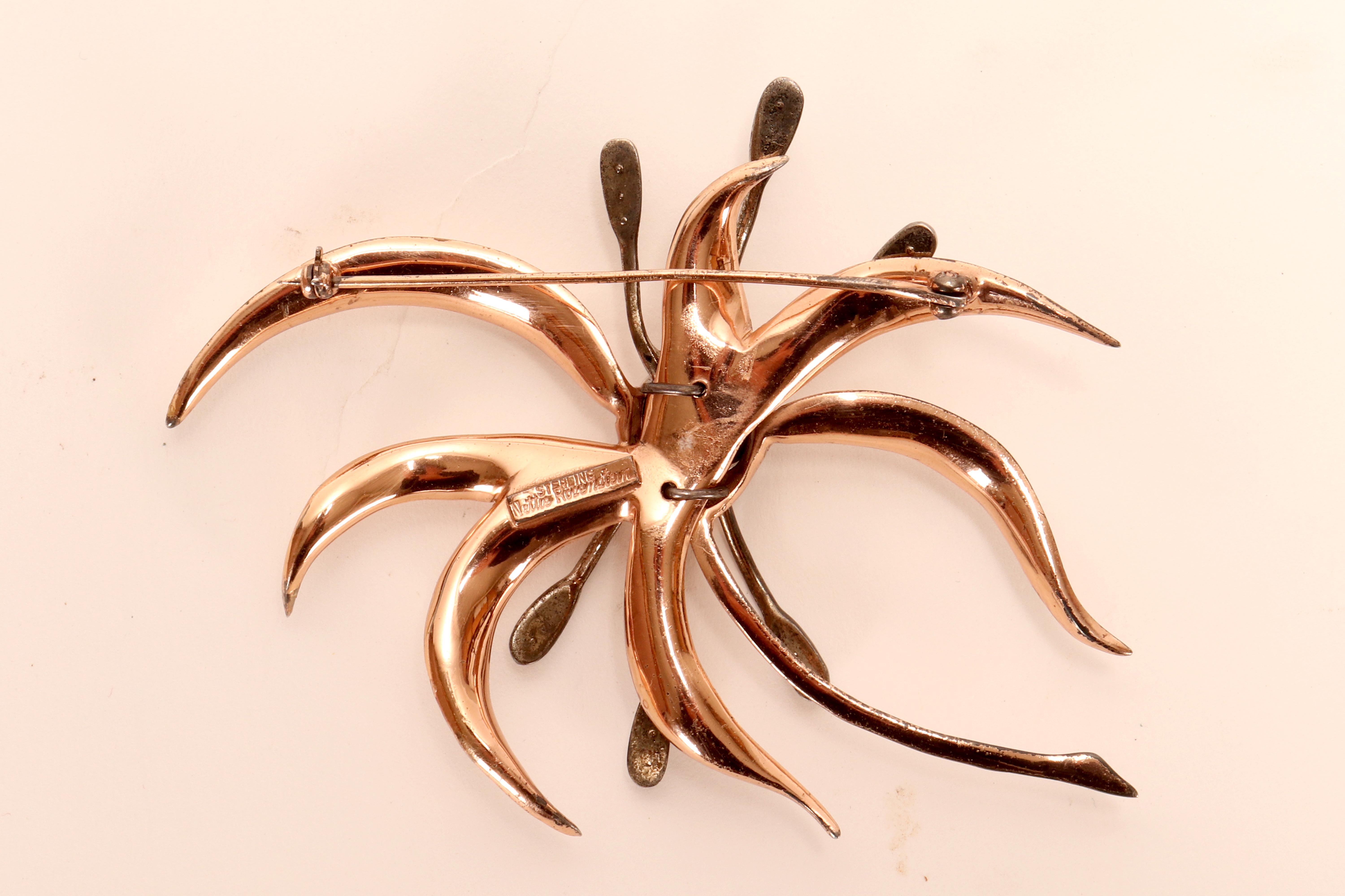Brooch in sterling silver, gold and glass paste by Nettie Rosenstein. USA 1950. in vendita 1