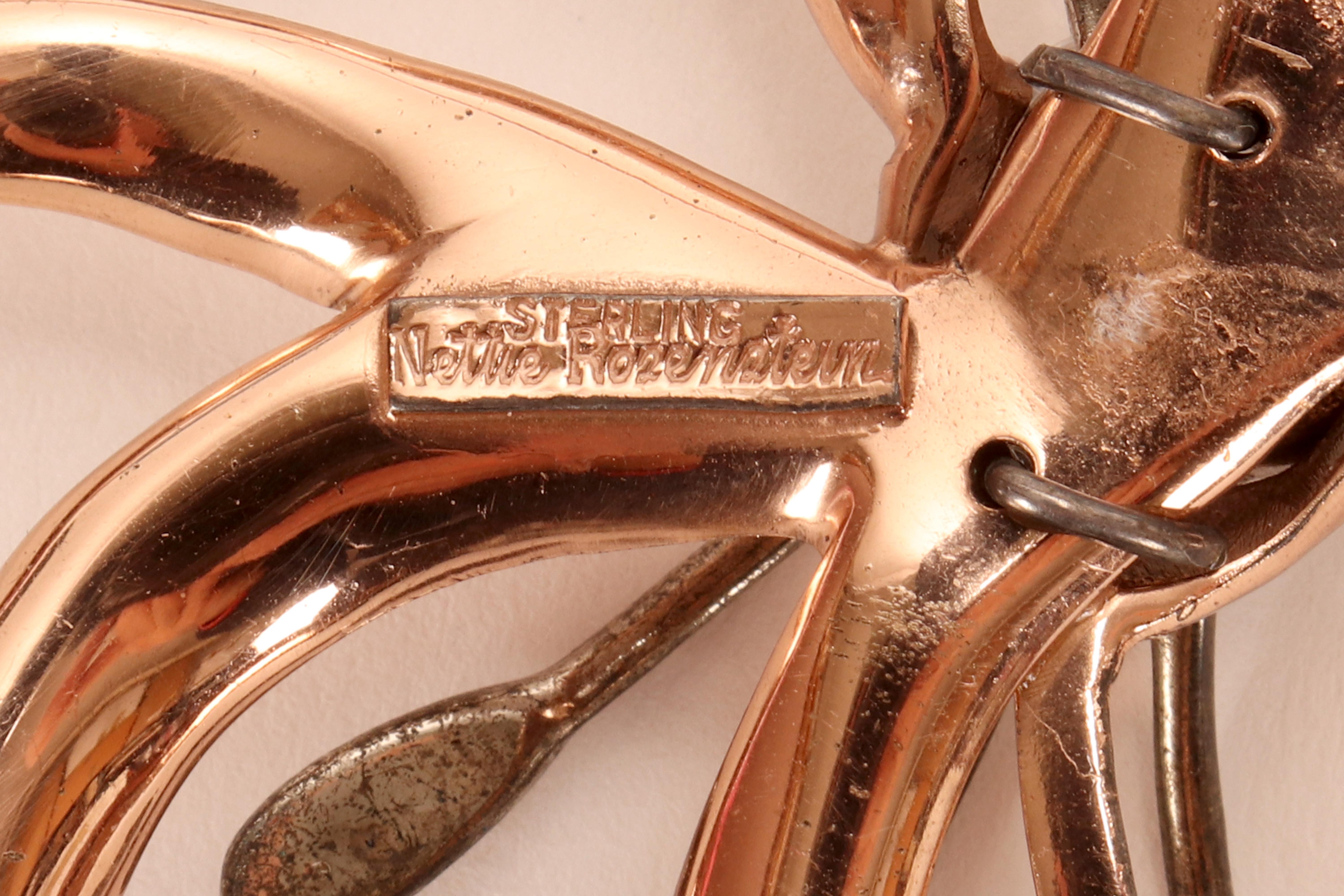 Brooch in sterling silver, gold and glass paste by Nettie Rosenstein. USA 1950. in vendita 2