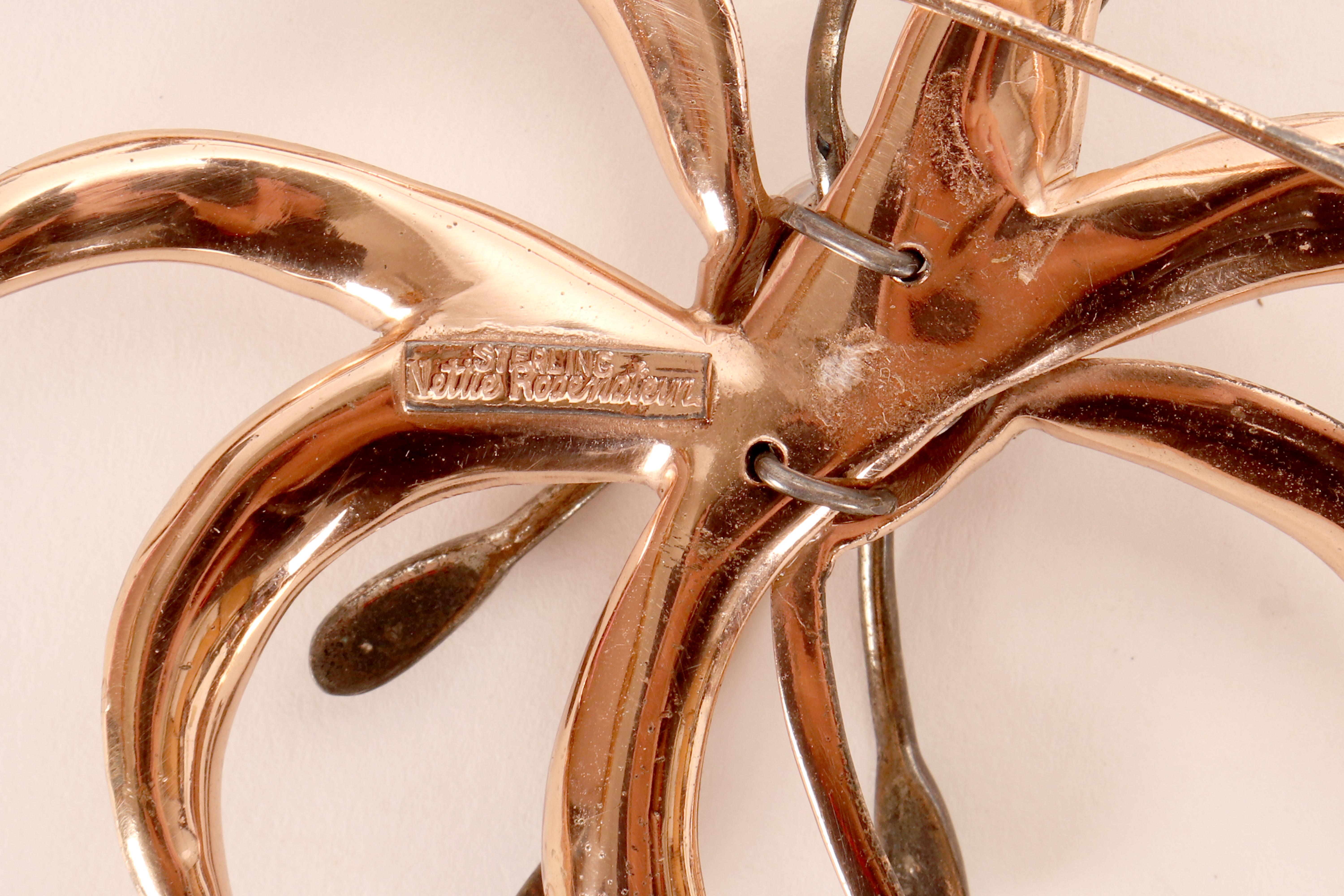 Brooch in sterling silver, gold and glass paste by Nettie Rosenstein. USA 1950. in vendita 3