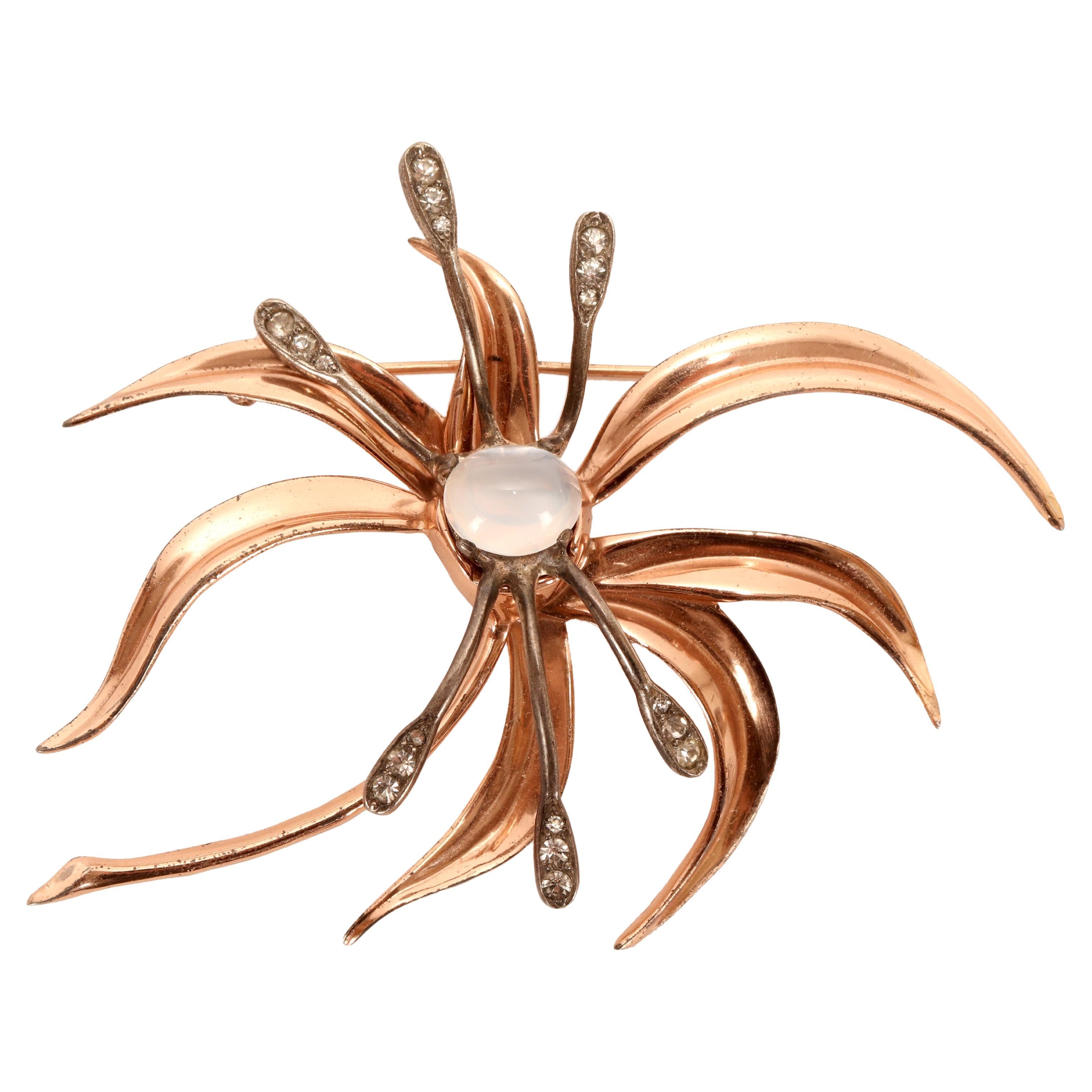 Brooch in sterling silver, gold and glass paste by Nettie Rosenstein. USA 1950. in vendita