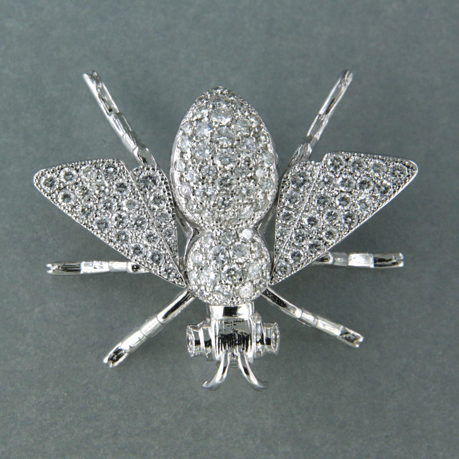 18k white gold brooch in the shape of a bee set with brilliant cut diamonds up to 1.45ct - F/G - VS/SI

detailed description

A brooch in the shape of a bee

the brooch is approximately 3.3 cm wide, 3.0 long and 1.0 cm high

weight 11.1 grams

set
