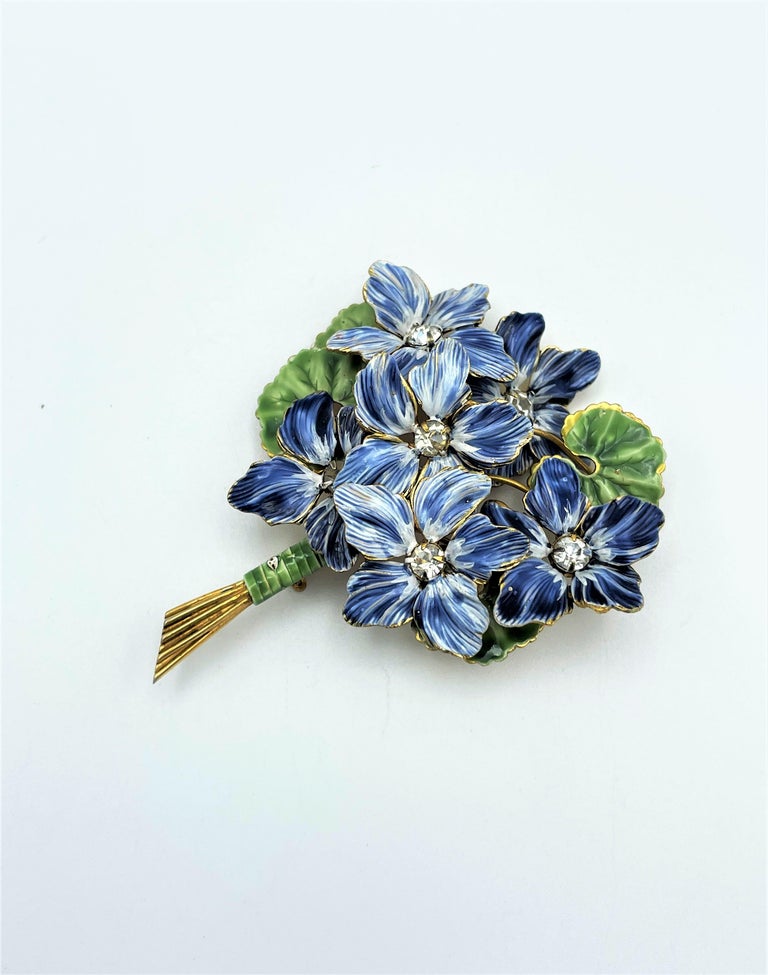 Romantic Brooch in the shape of a bouquet of violets, signed Sandor, gold pated 1940 USA  For Sale