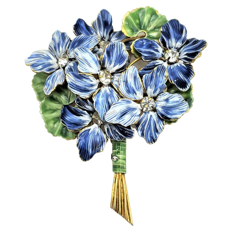 Brooch in the shape of a bouquet of violets, signed Sandor, gold pated 1940 USA  For Sale