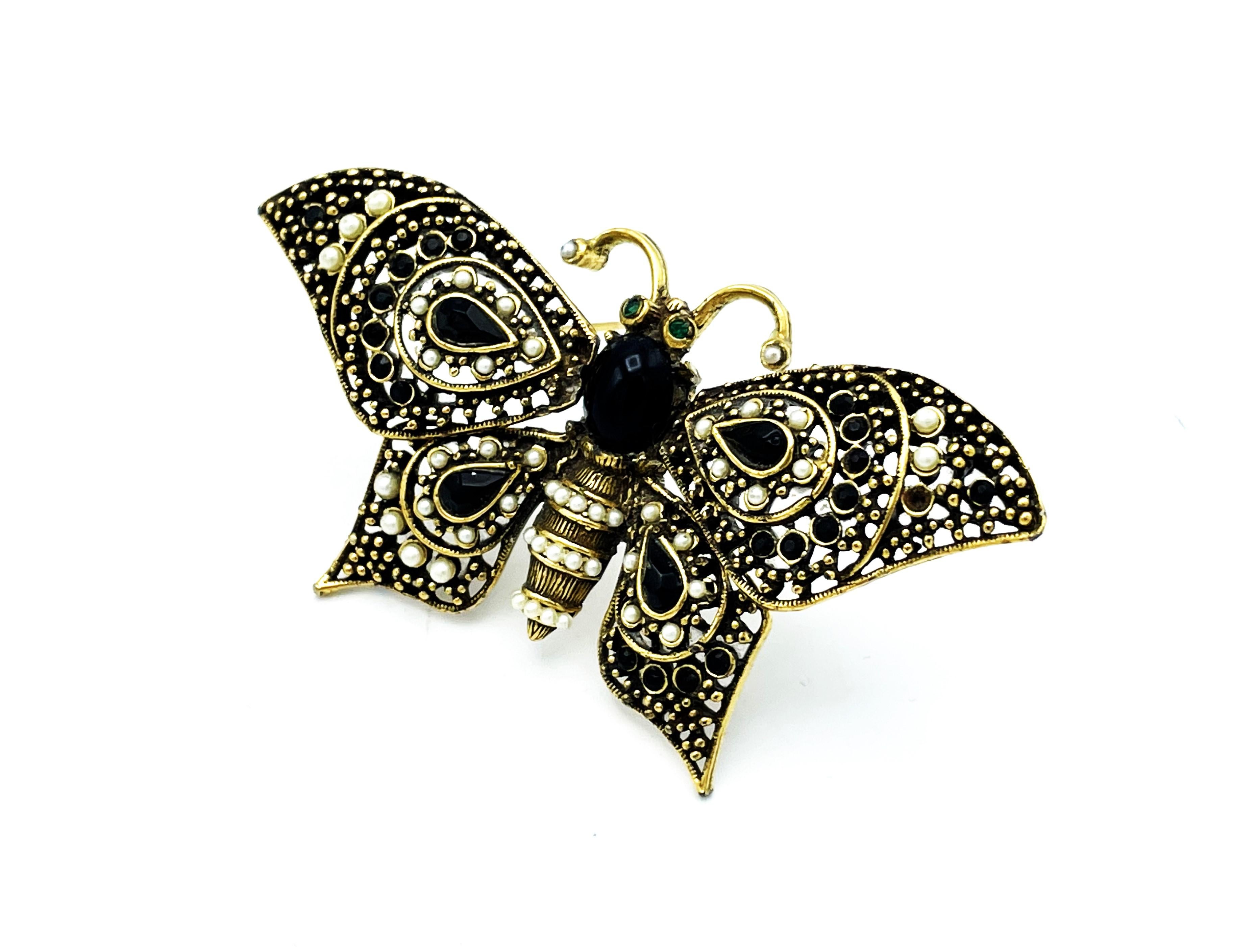 Butterfly brooch with moving wings - TREMPLER - signed Pauline Rader USA in black enamel with many small pearls.  

Measurement:
Wight of the larg wings 7 cm - the small wings 4 cm wight, the body of the butterfly 3 cm 

Features:
- Signed PAULINE