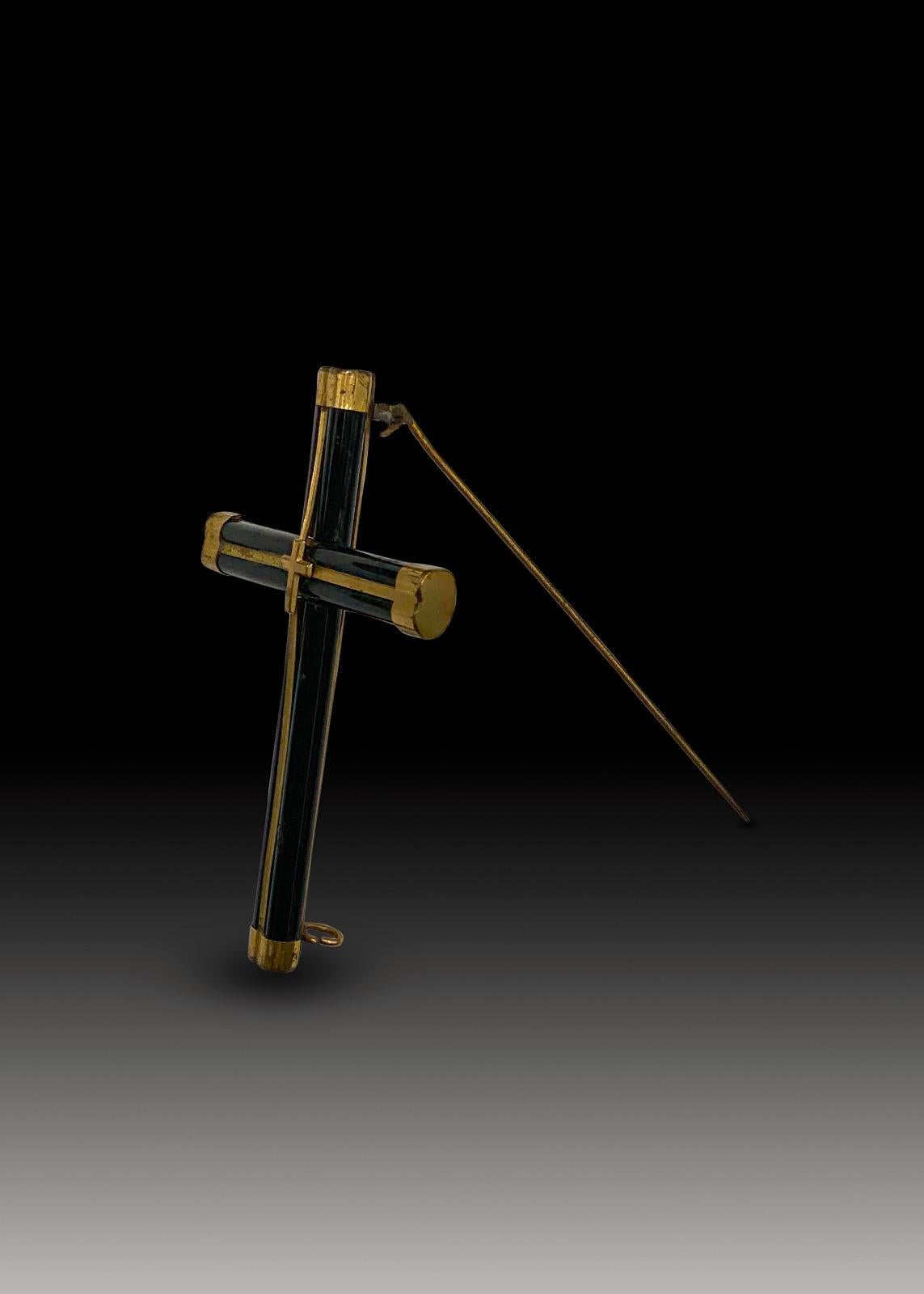 Brosche in Form eines Kreuzes xix Jahrhundert
Er ist aus Holz und goldenem Metall gefertigt. Maße: 8 x 5 cm
Guter Zustand.