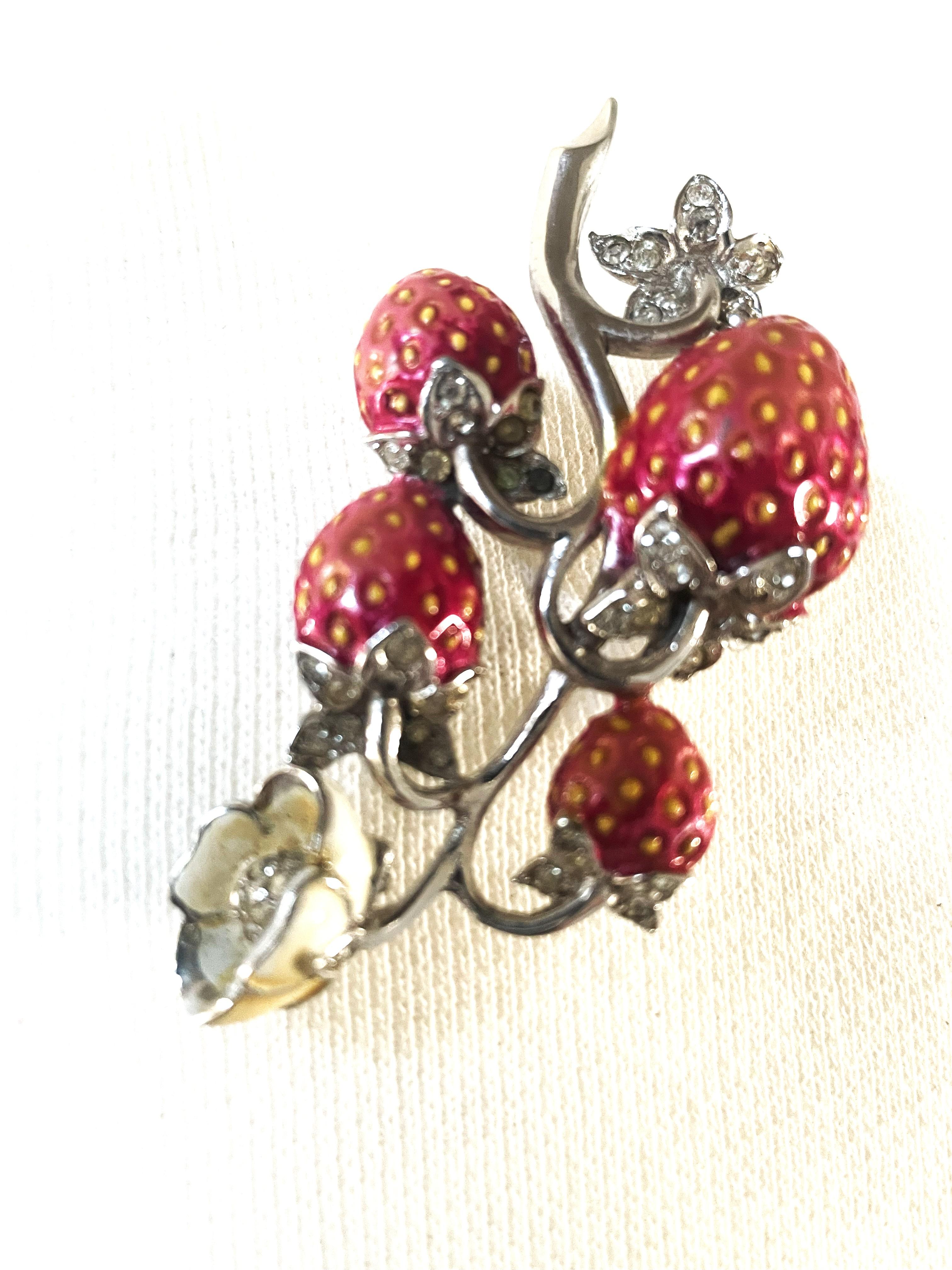 Baguette Cut Brooch in the shape of a raspberry pointer by MAZER USA, rhodium-plated metal For Sale