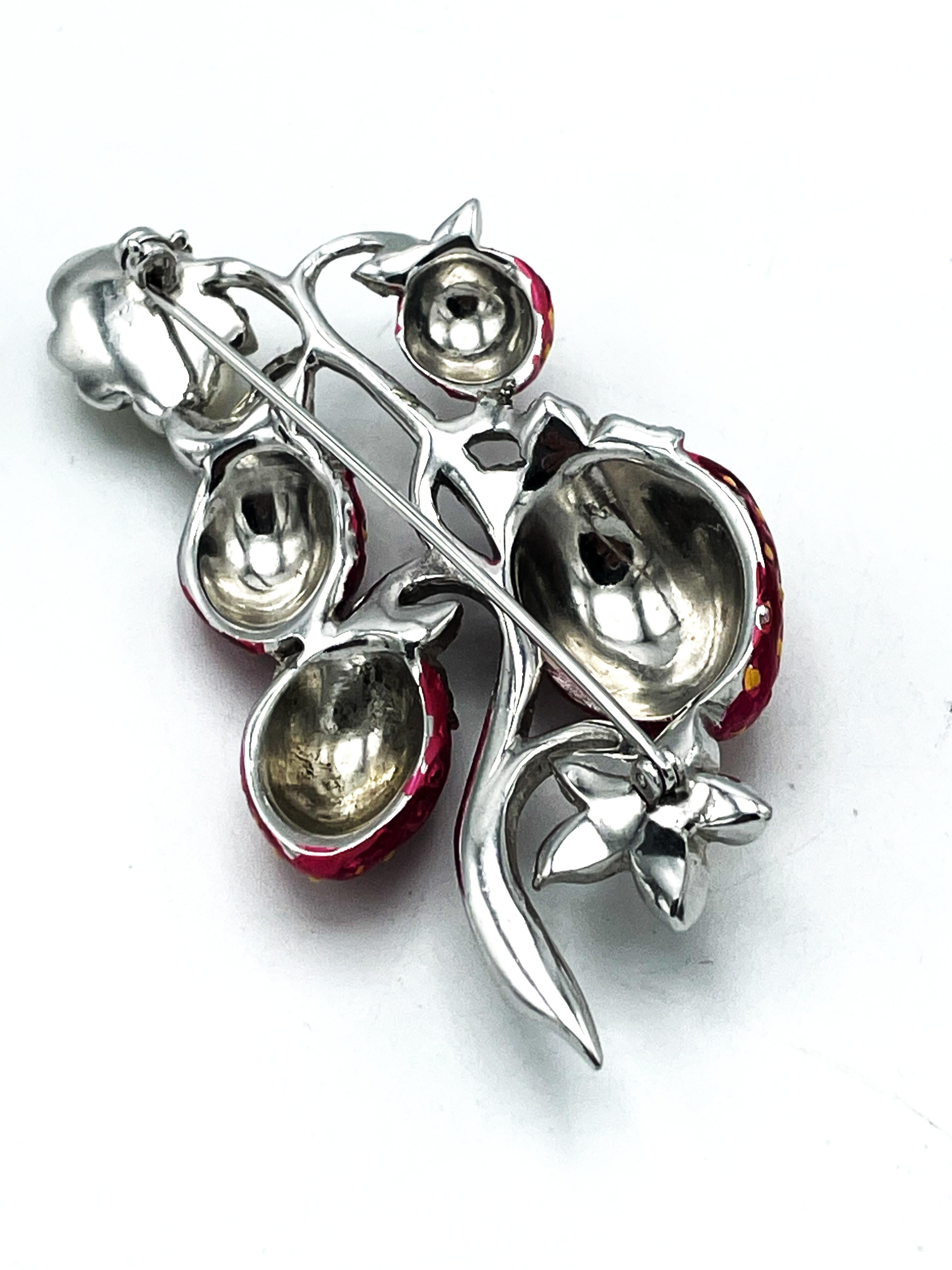 Brooch in the shape of a raspberry pointer by MAZER USA, rhodium-plated metal For Sale 1
