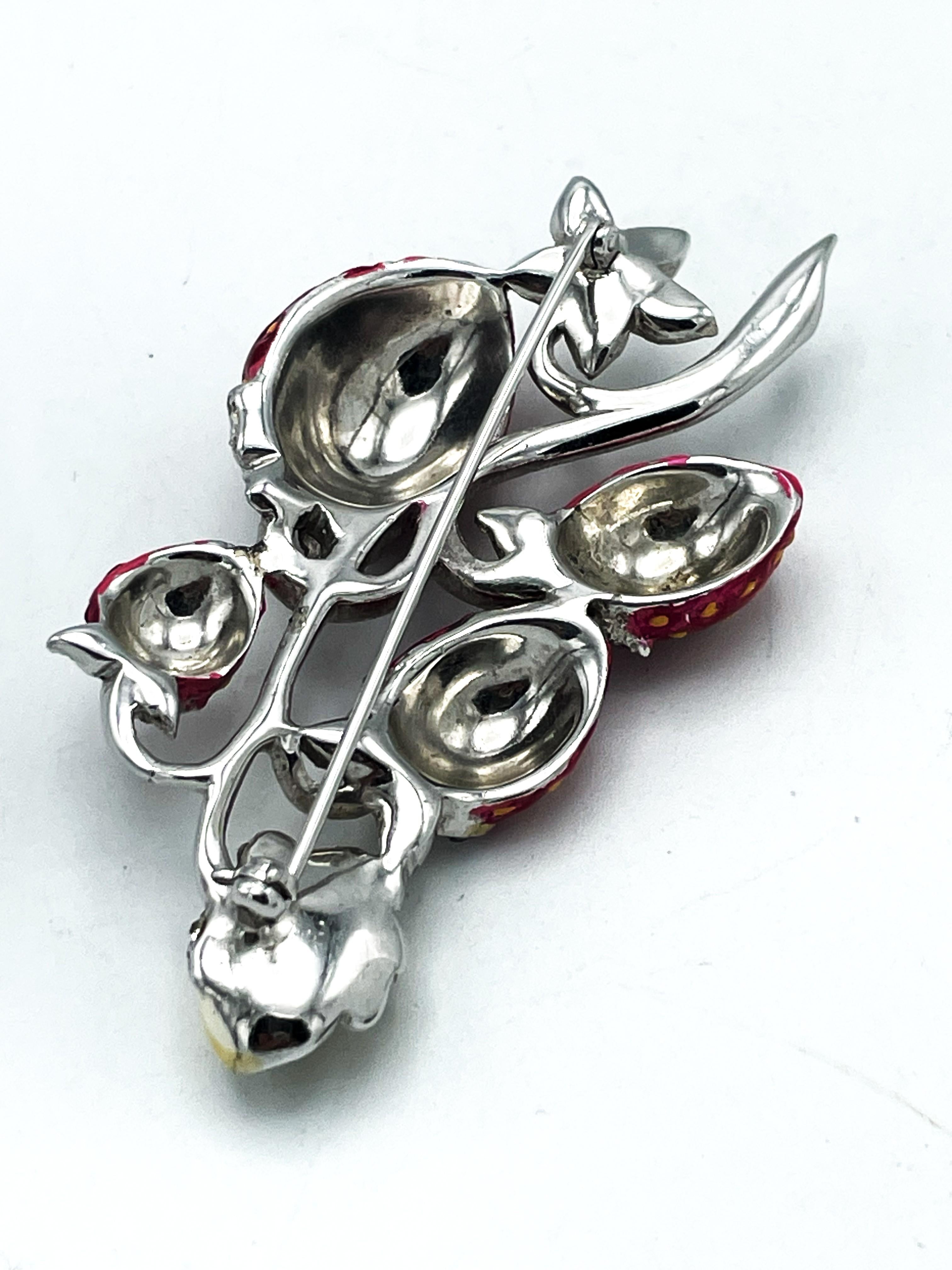Brooch in the shape of a raspberry pointer by MAZER USA, rhodium-plated metal For Sale 2