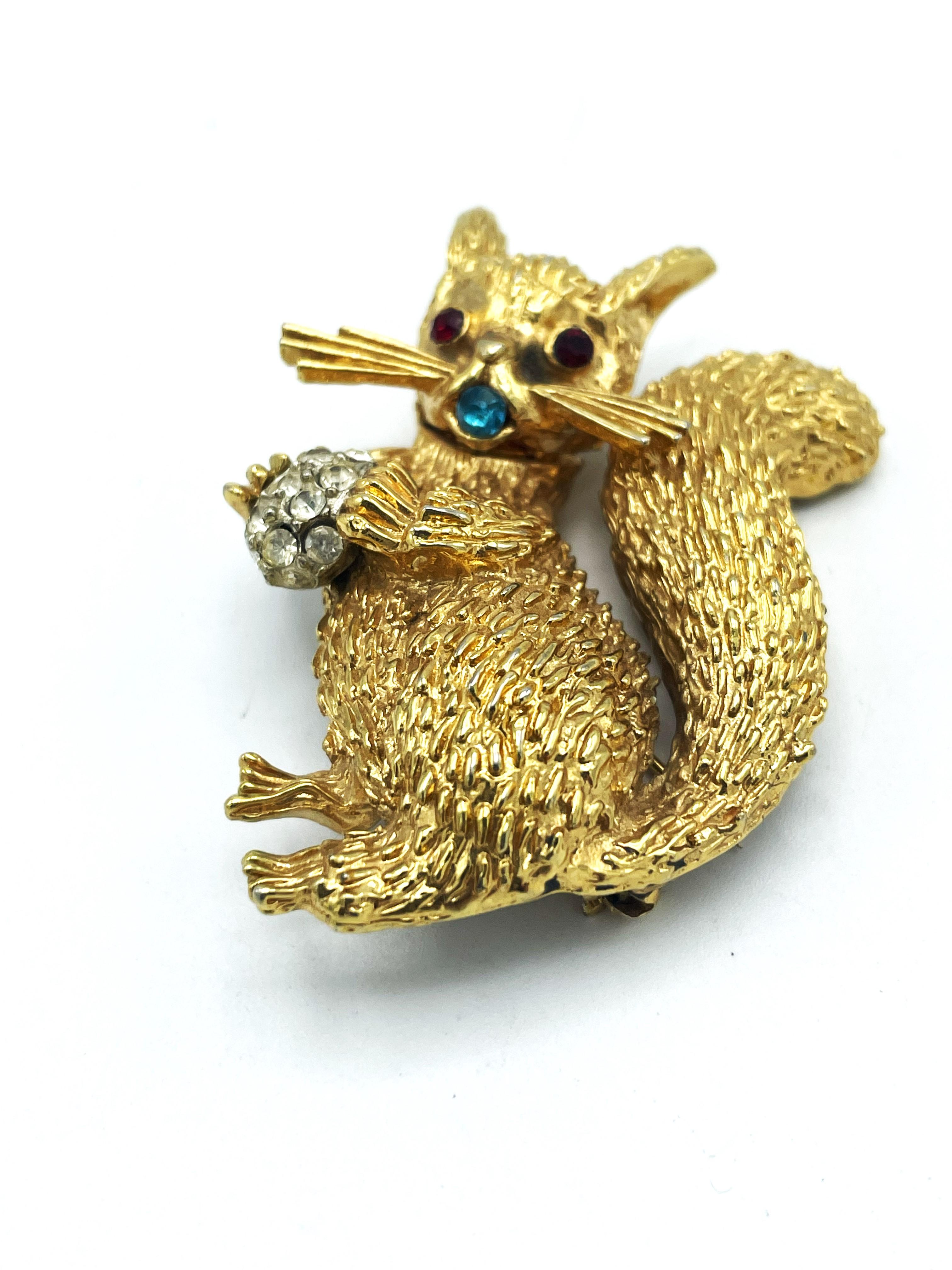 A loving squirrel sitting with a rhinestone nut, red rhinestone eyes, a beard and open mouth with aqua rhinestones. Signed ART USA 1950s

Dimensions
Hight 6 cm, Width 4 cm, Deep 1,5 cm 
Vey good condition