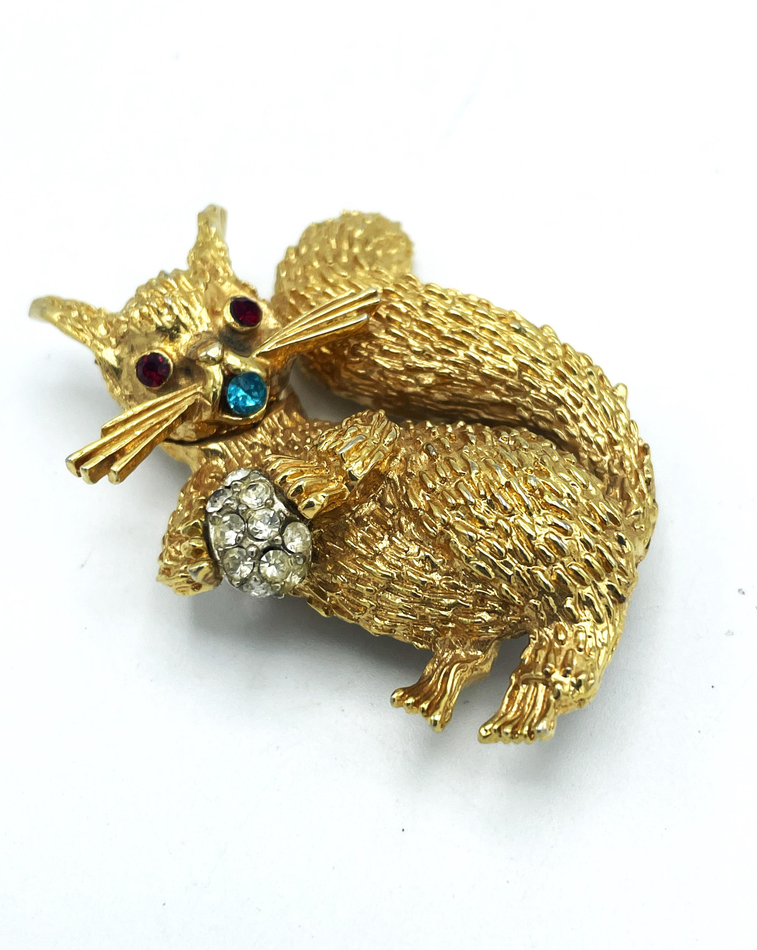 Round Cut Brooch in the shape of a squirrel with rhinestone nut, signed ART USA 1950s For Sale