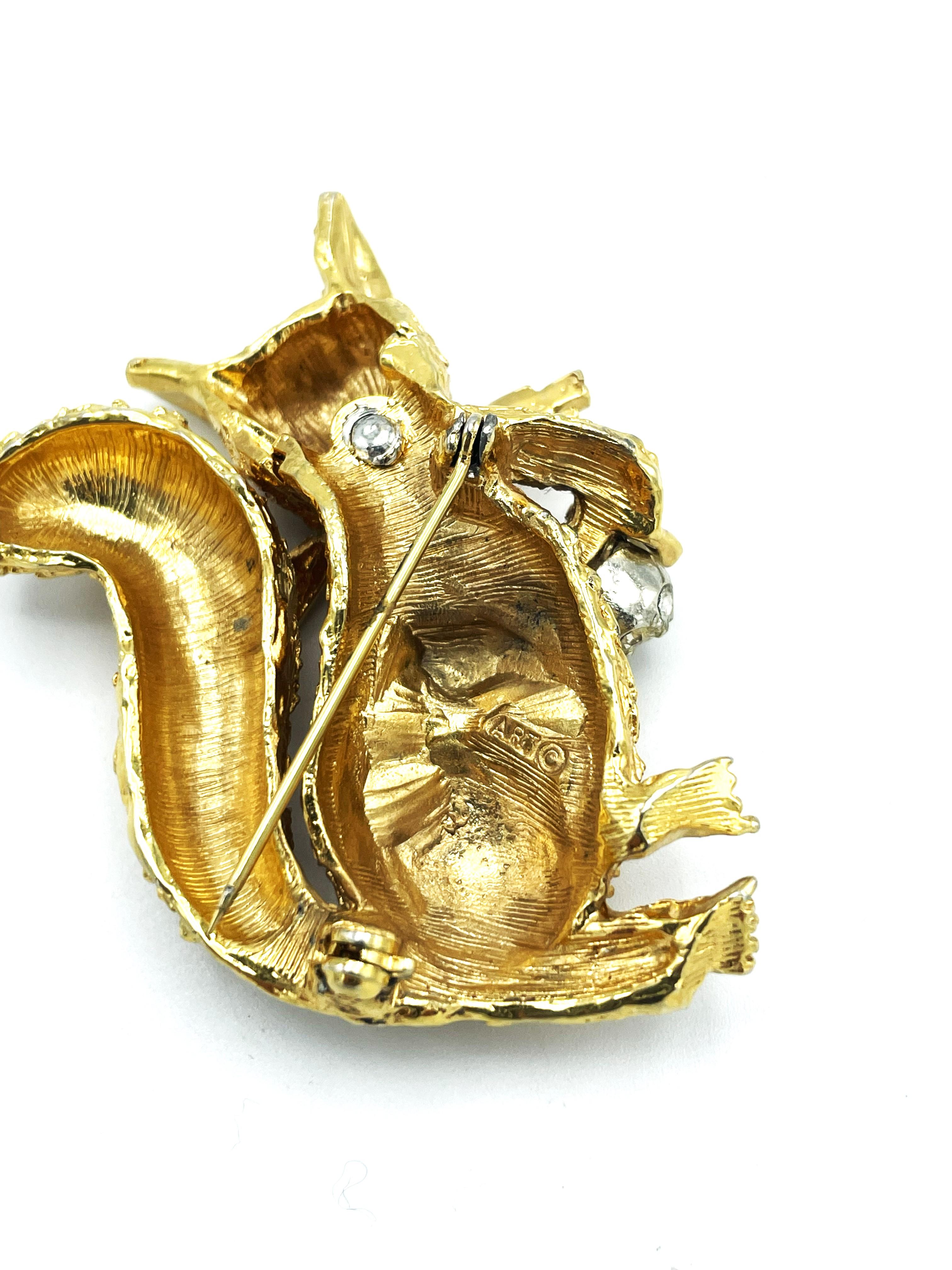 Brooch in the shape of a squirrel with rhinestone nut, signed ART USA 1950s In Excellent Condition For Sale In Stuttgart, DE