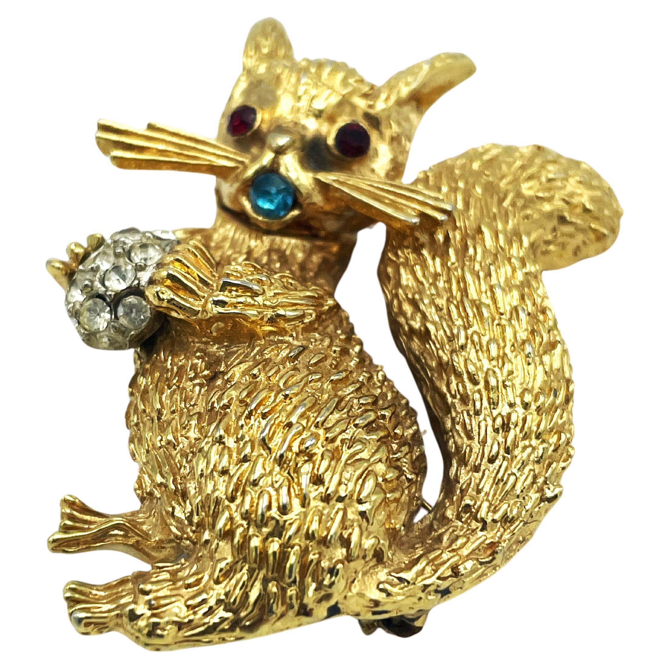Brooch in the shape of a squirrel with rhinestone nut, signed ART USA 1950s For Sale