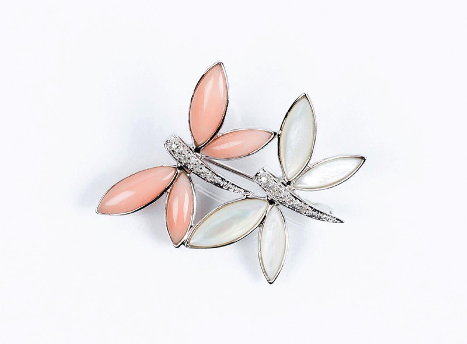 Beautiful white gold pin in the shape of two dragonflies with wings in mother-of-pearl cabochons and angel skin coral, the body in a row of white diamonds


MATERIAL
◘ Weight 4,9 grams 
◘ Size 8mm x 8 mm
◘ 8 dts: 0.04 ct approx., estimated