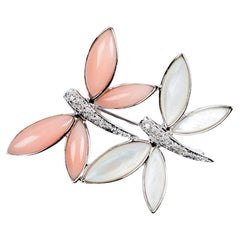 Broche libellule en or blanc, nacre, corail et diamants